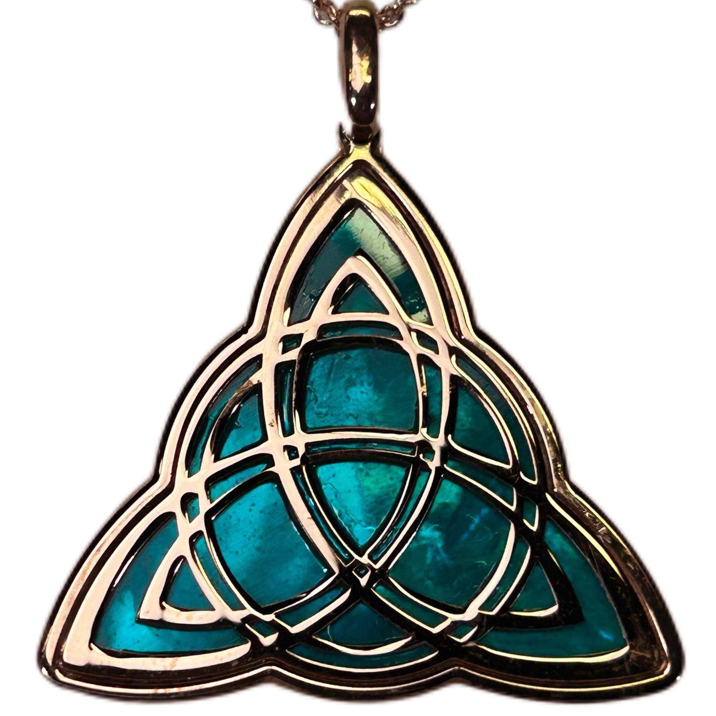 TRIQUETRA, CIONDOLO CON SFONDO IN MADREPERLA NATURALE.