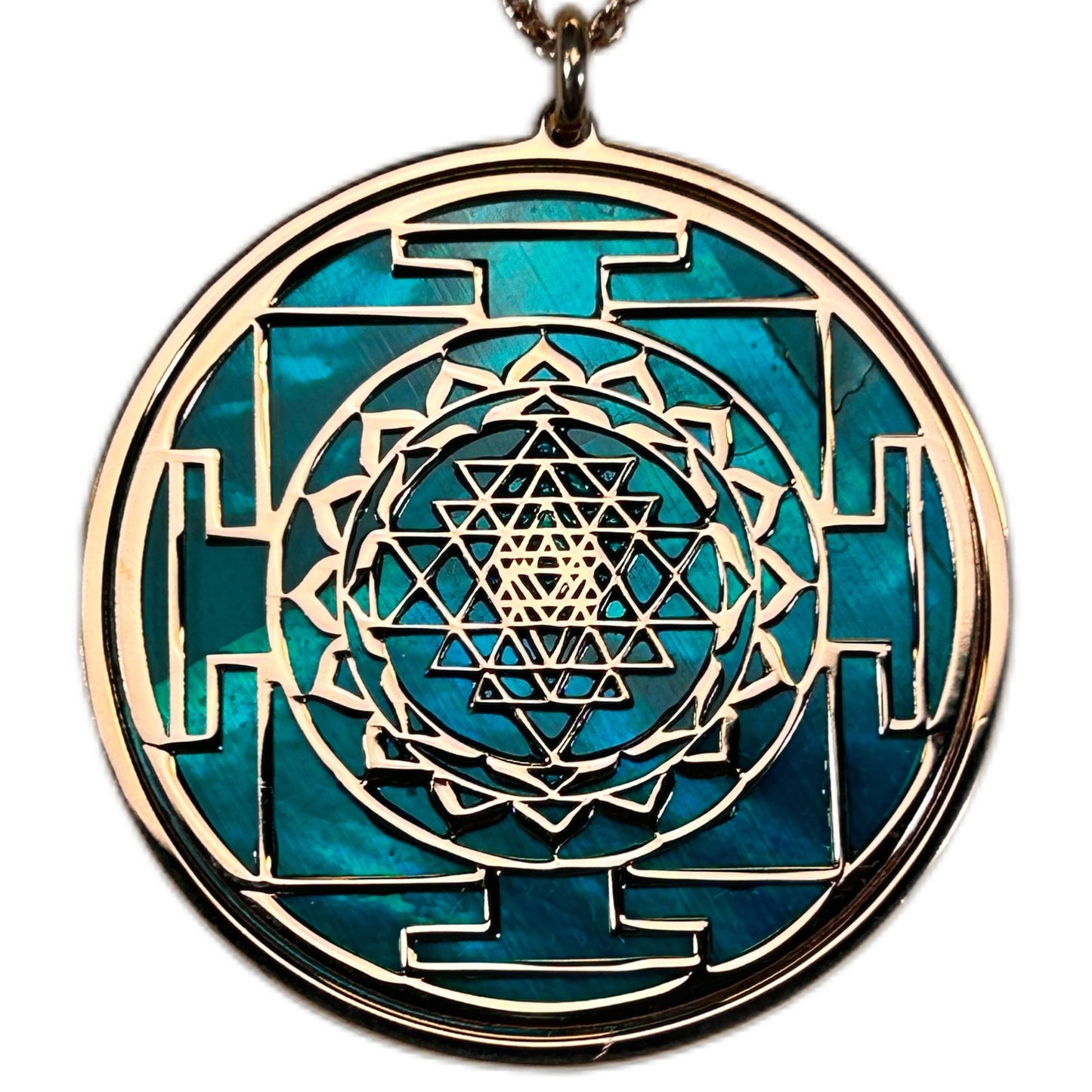 SRI YANTRA, CIONDOLO CON SFONDO IN MADREPERLA NATURALE.