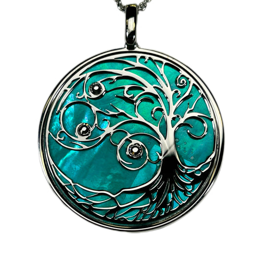 ALBERO DELLA VITA, CIONDOLO CON SFONDO IN MADREPERLA NATURALE E CRISTALLI. GIOIELLO SPIRITUALE COMPOSTO DA PENDENTE E COLLANA.