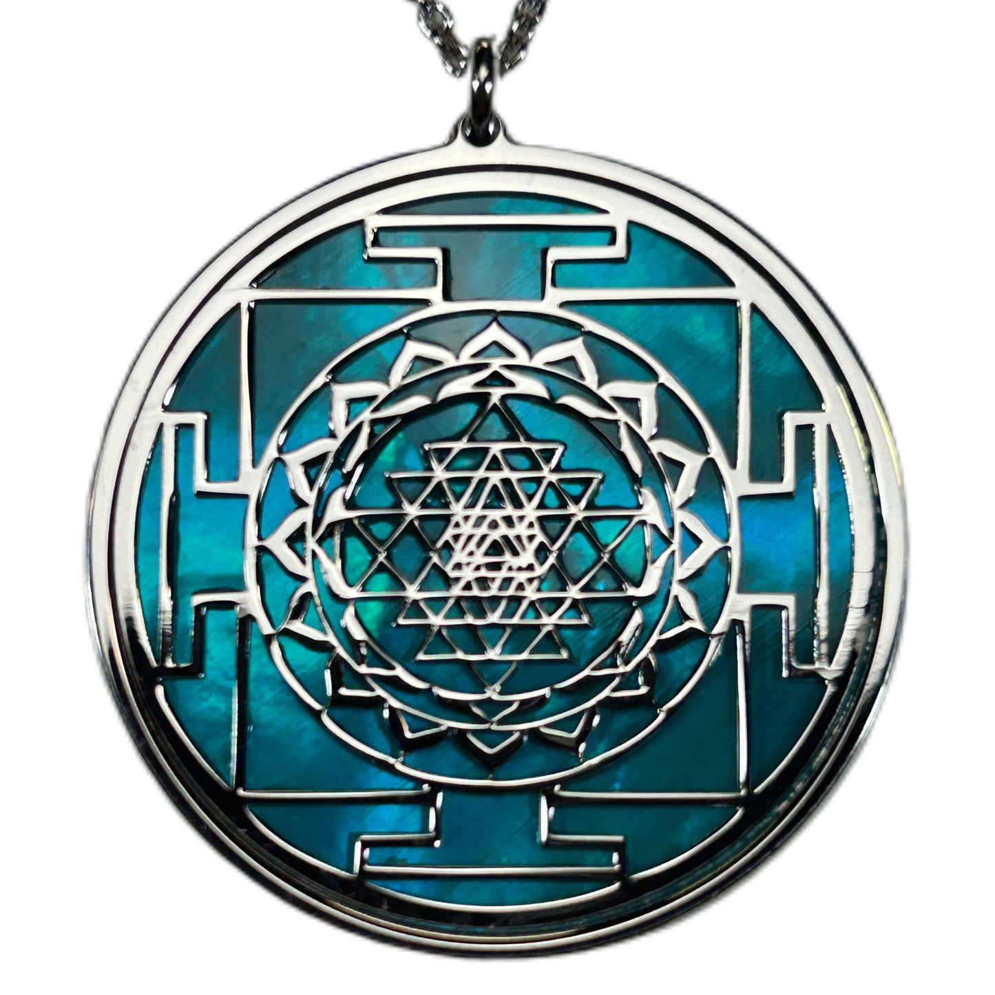 SRI YANTRA, CIONDOLO CON SFONDO IN MADREPERLA NATURALE.