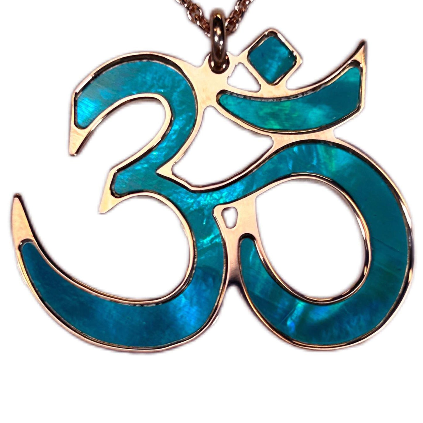 OM, CIONDOLO IN MADREPERLA NATURALE. SIMBOLO YOGA E MEDITAZIONE, GIOIELLO SPIRITUALE GEOMETRIE SACRE.