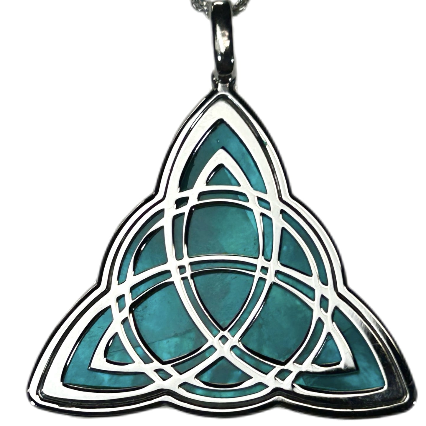 TRIQUETRA, CIONDOLO CON SFONDO IN MADREPERLA NATURALE.