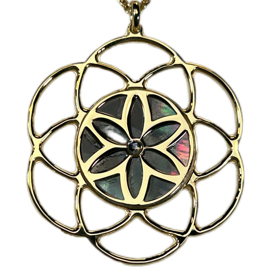 SEME DELLA VITA, CIONDOLO TRAFORATO CON FIORE AL CENTRO IN MADREPERLA NATURALE.