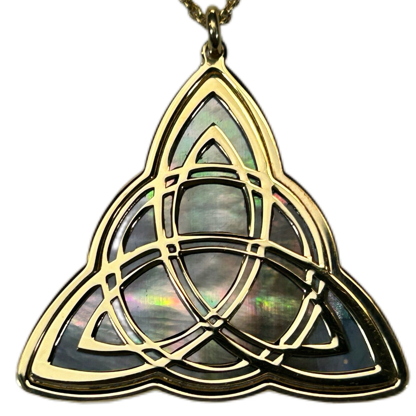 TRIQUETRA, CIONDOLO CON SFONDO IN MADREPERLA NATURALE.