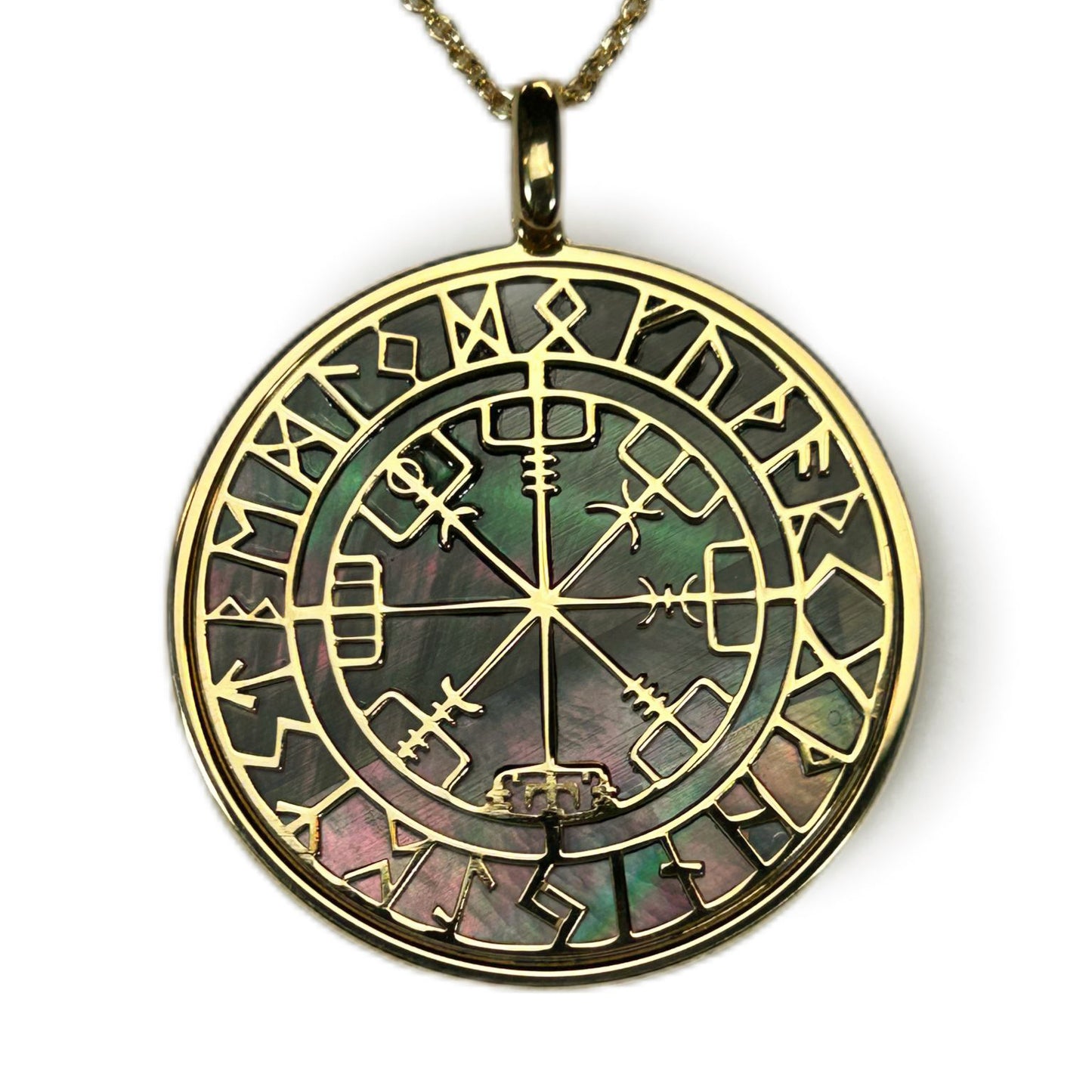 COMPASSO RUNICO O VEGVISIR, CIONDOLO CON SFONDO IN MADREPERLA NATURALE. GIOIELLO CELTICO, STILE GOTICO CON RUNE.
