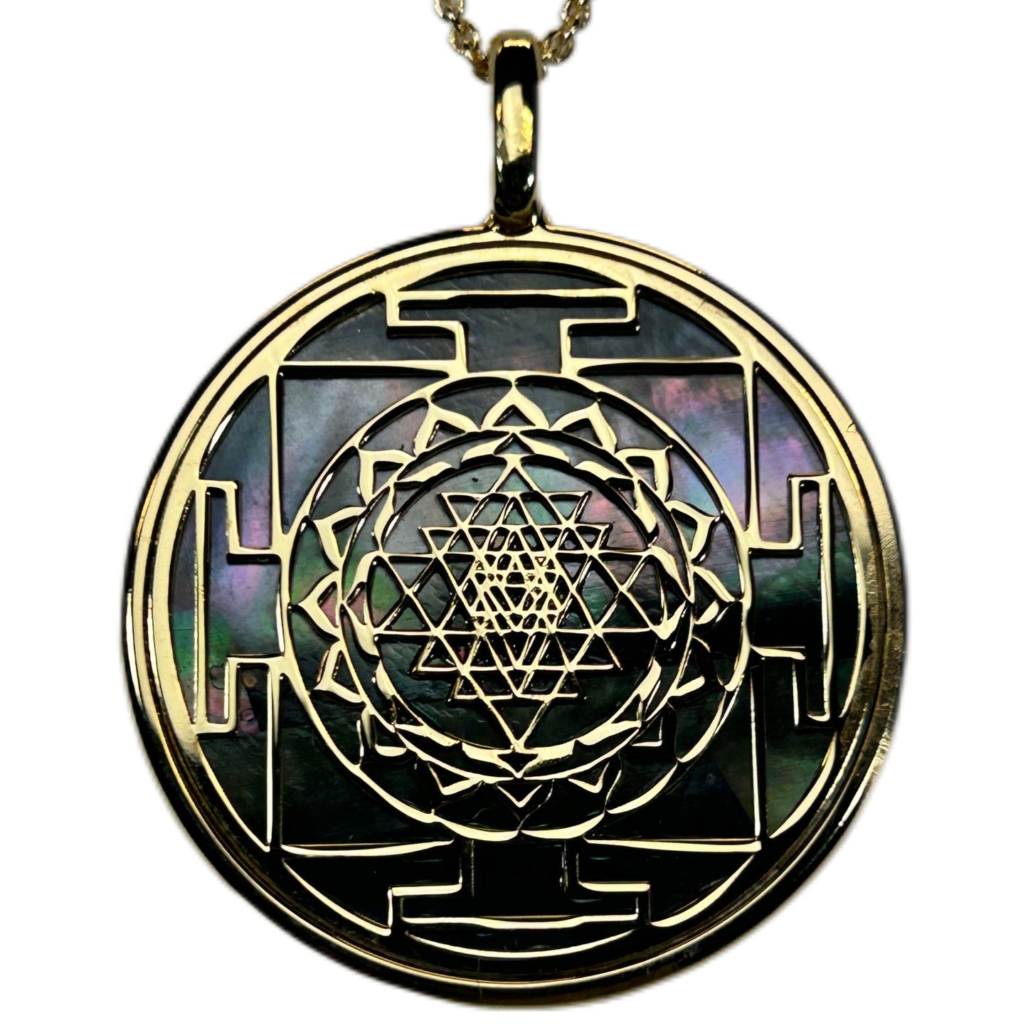 SRI YANTRA, CIONDOLO CON SFONDO IN MADREPERLA NATURALE.
