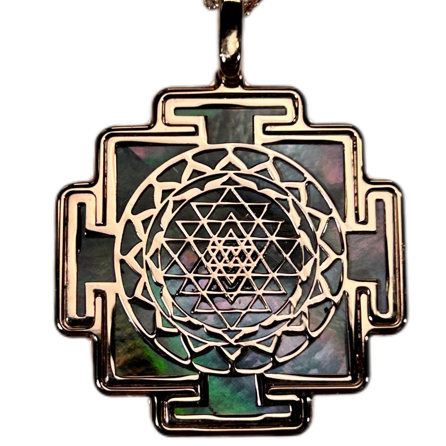 SRI YANTRA, CIONDOLO A FORMA QUADRATA CON SFONDO IN MADREPERLA NATURALE.