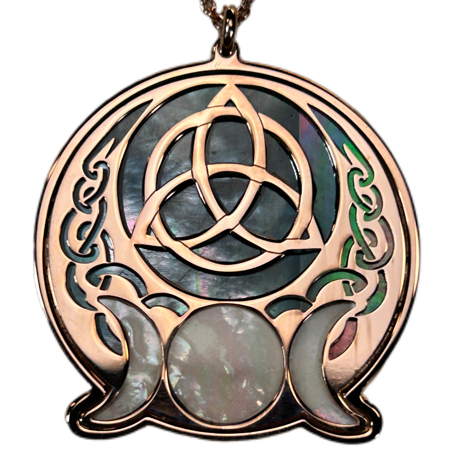 WICCA TRIQUETRA, CIONDOLO CON SFONDO IN MADREPERLA E TRIQUETRA AL CENTRO.