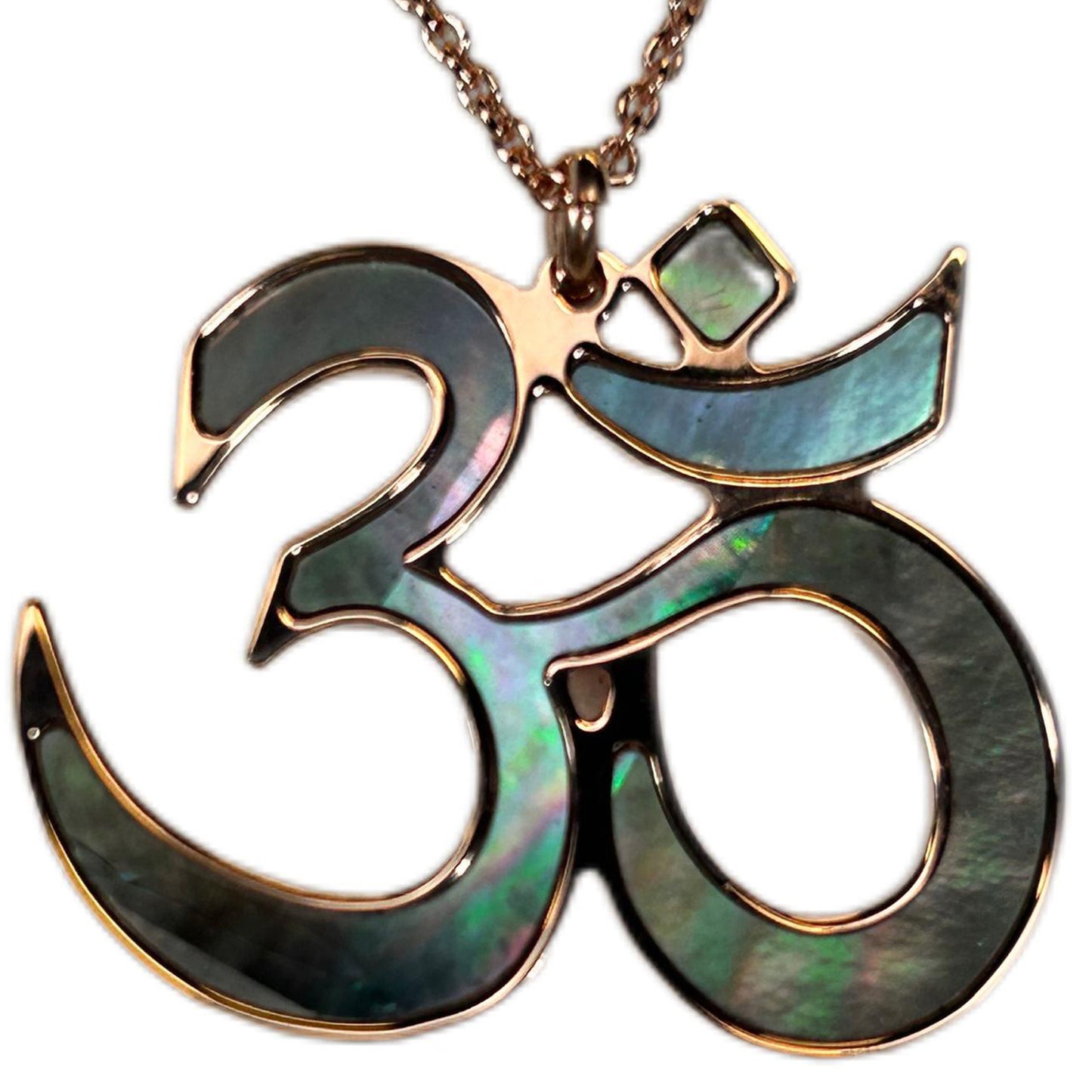 OM, CIONDOLO IN MADREPERLA NATURALE. SIMBOLO YOGA E MEDITAZIONE, GIOIELLO SPIRITUALE GEOMETRIE SACRE.