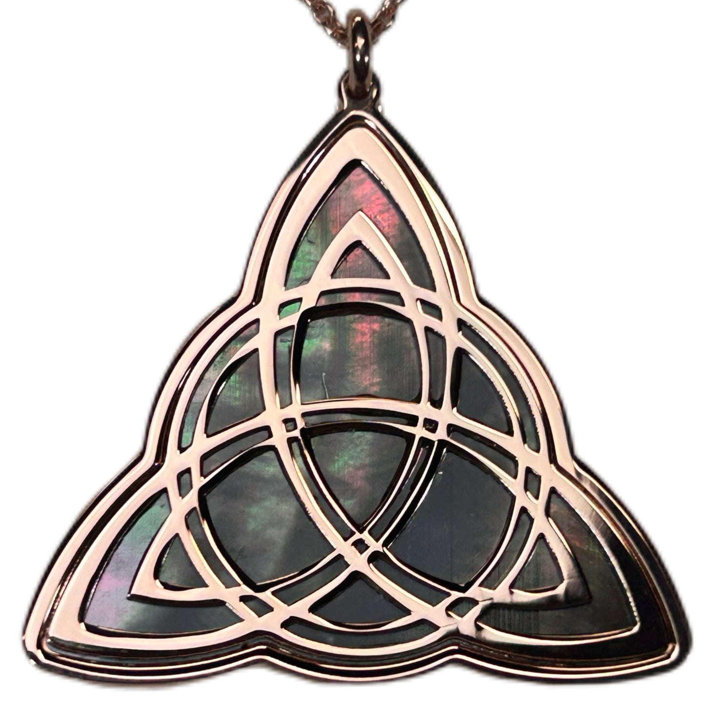 TRIQUETRA, CIONDOLO CON SFONDO IN MADREPERLA NATURALE.
