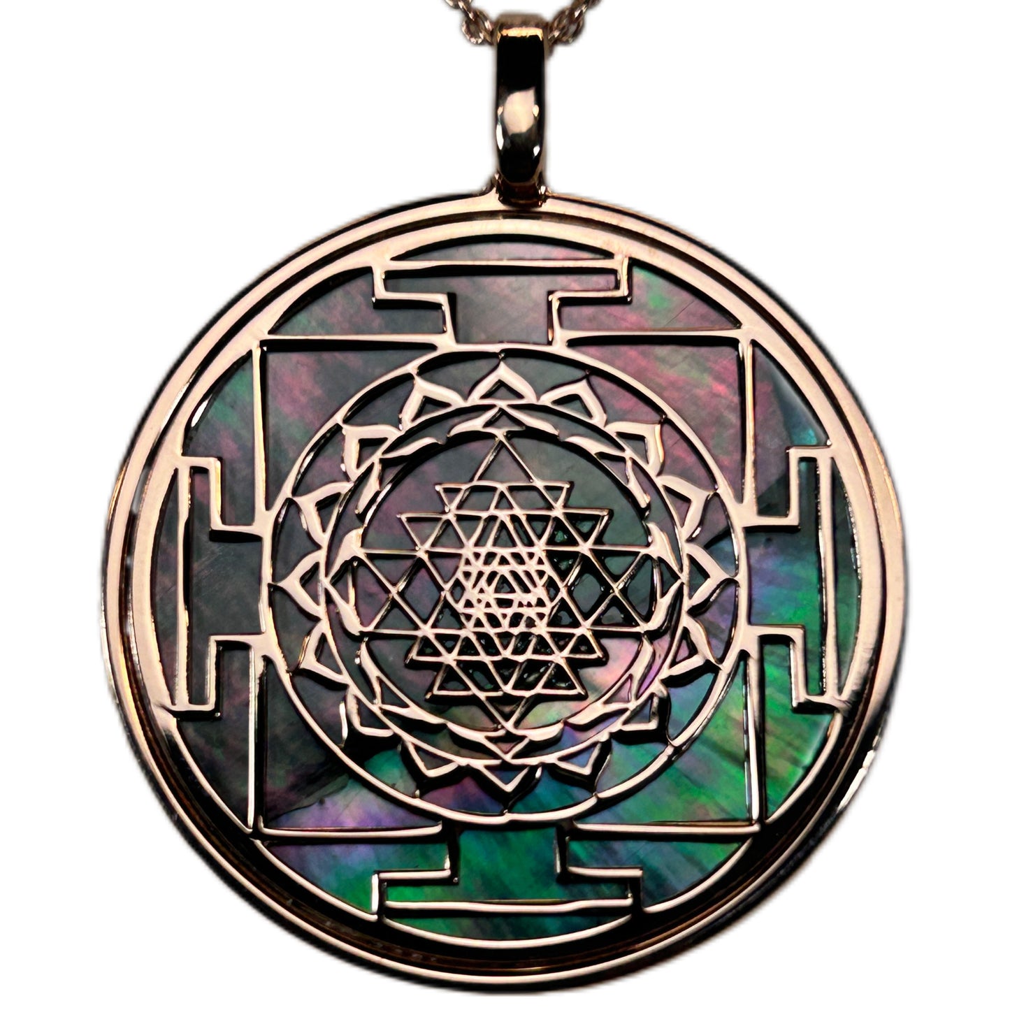 SRI YANTRA, CIONDOLO CON SFONDO IN MADREPERLA NATURALE.