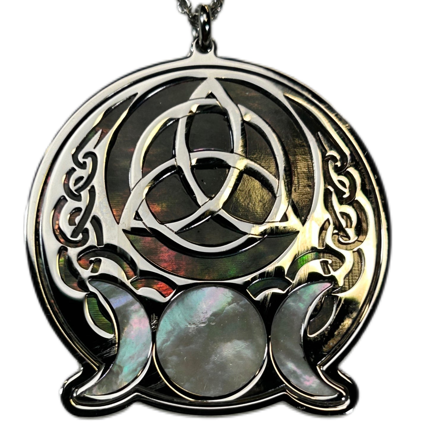 WICCA TRIQUETRA, CIONDOLO CON SFONDO IN MADREPERLA E TRIQUETRA AL CENTRO.