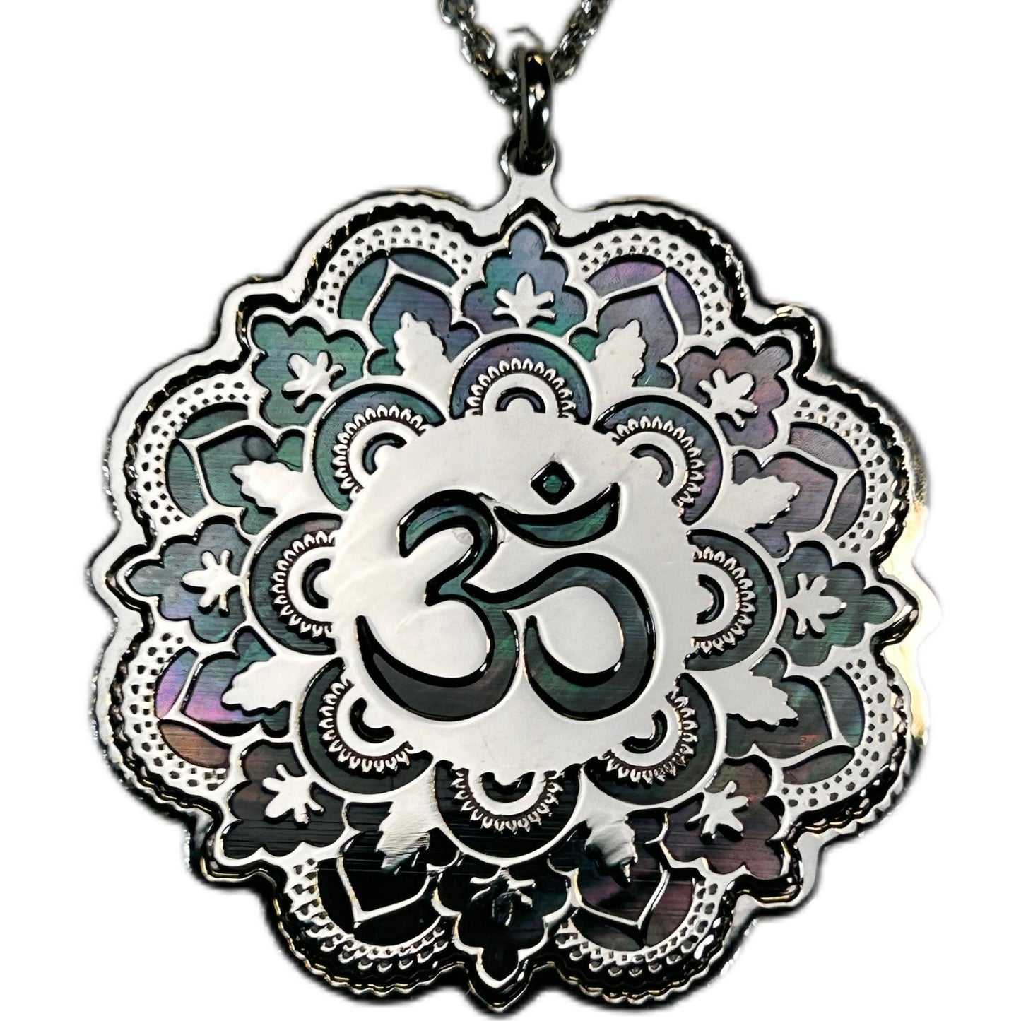 OM, CIONDOLO A FORMA IRREGOLARE, CON SFONDO IN MADREPERLA NATURALE.