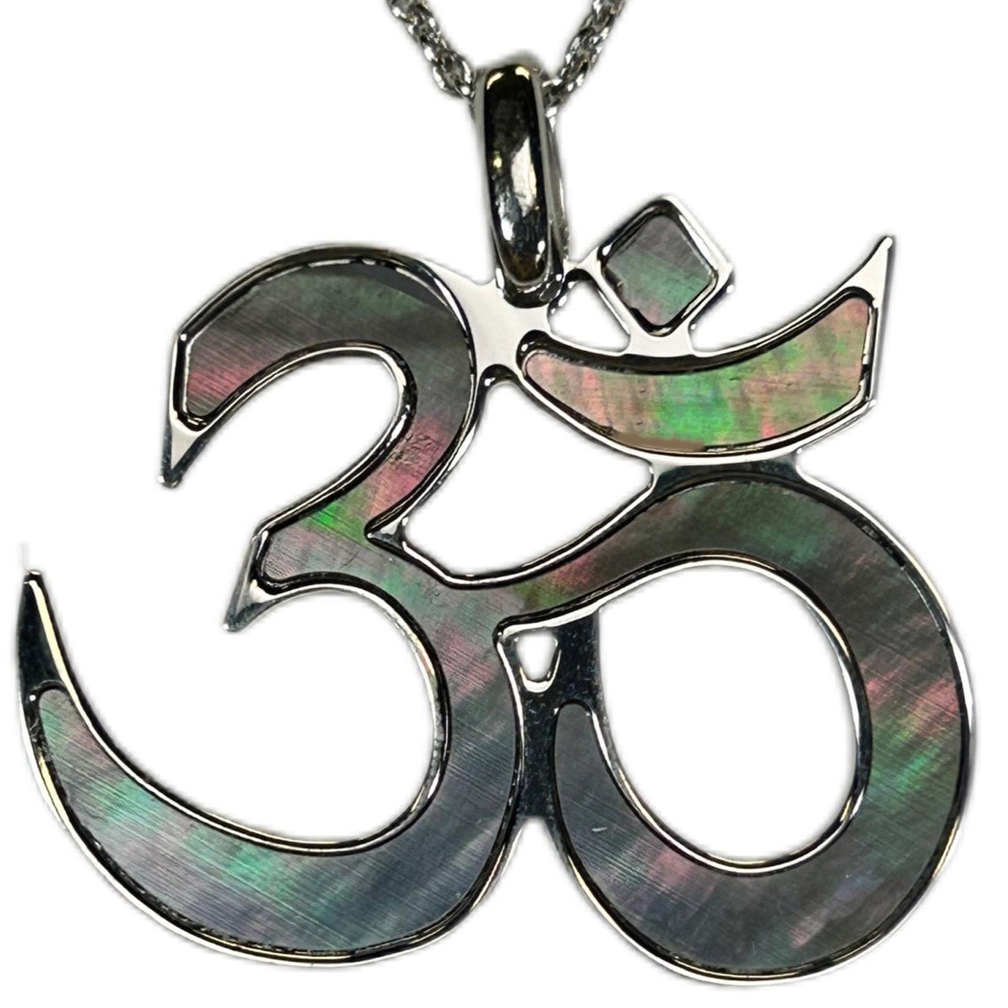 OM, CIONDOLO IN MADREPERLA NATURALE. SIMBOLO YOGA E MEDITAZIONE, GIOIELLO SPIRITUALE GEOMETRIE SACRE.