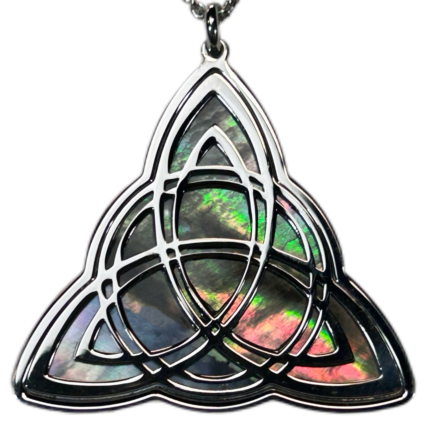 TRIQUETRA, CIONDOLO CON SFONDO IN MADREPERLA NATURALE.