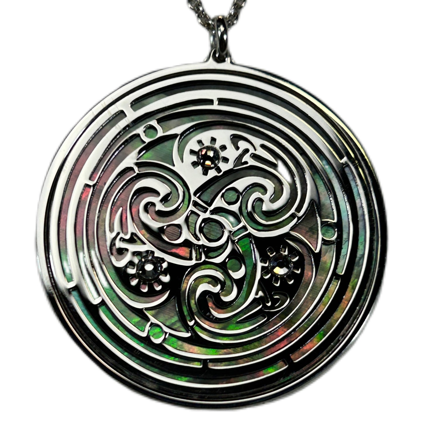 TRISKELE CON SFONDO IN MADREPERLA. GIOIELLO SPIRITUALE CELTICO GOTICO TRE SPIRALI, TALISMANO SPIRITUALE.