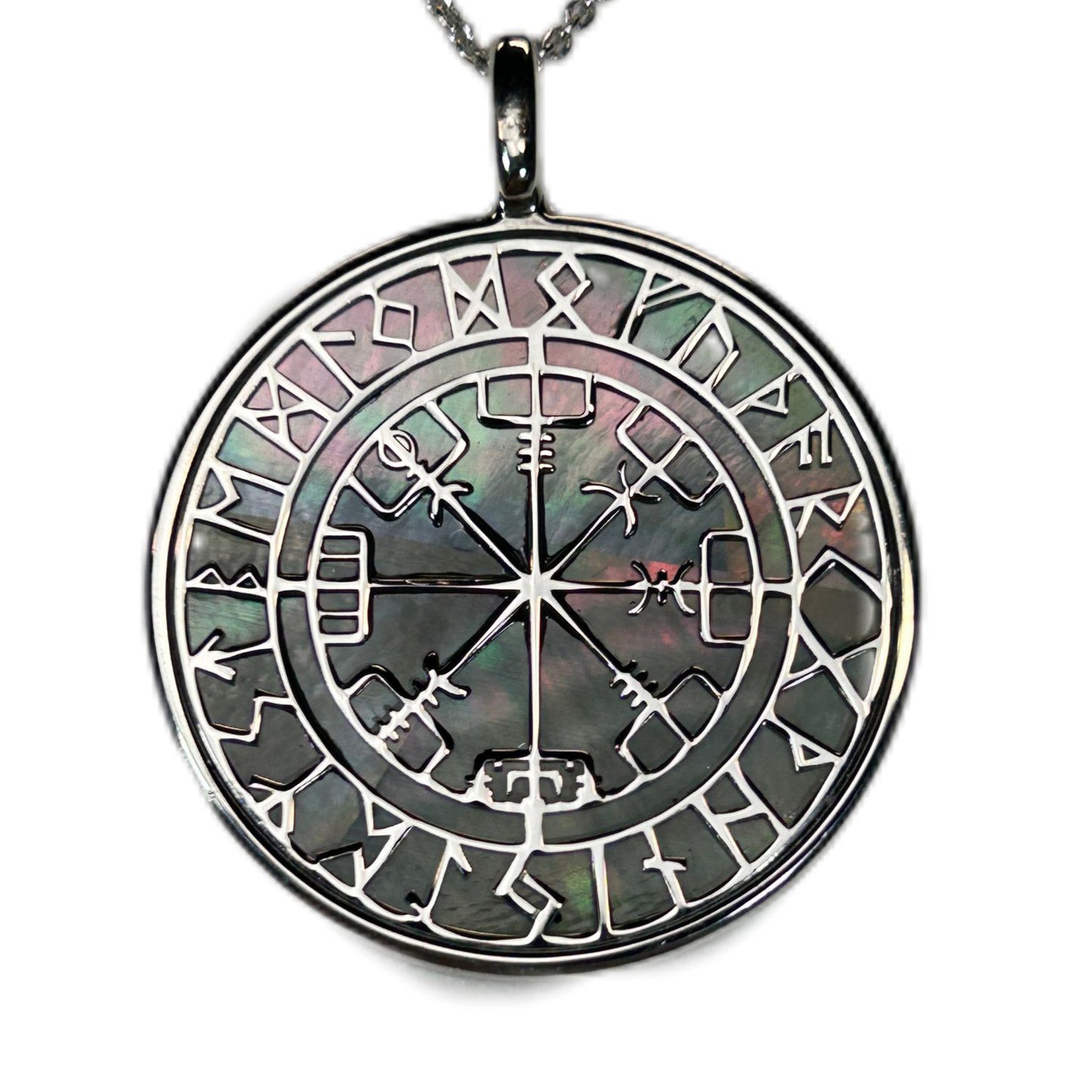 COMPASSO RUNICO O VEGVISIR, CIONDOLO CON SFONDO IN MADREPERLA NATURALE. GIOIELLO CELTICO, STILE GOTICO CON RUNE.