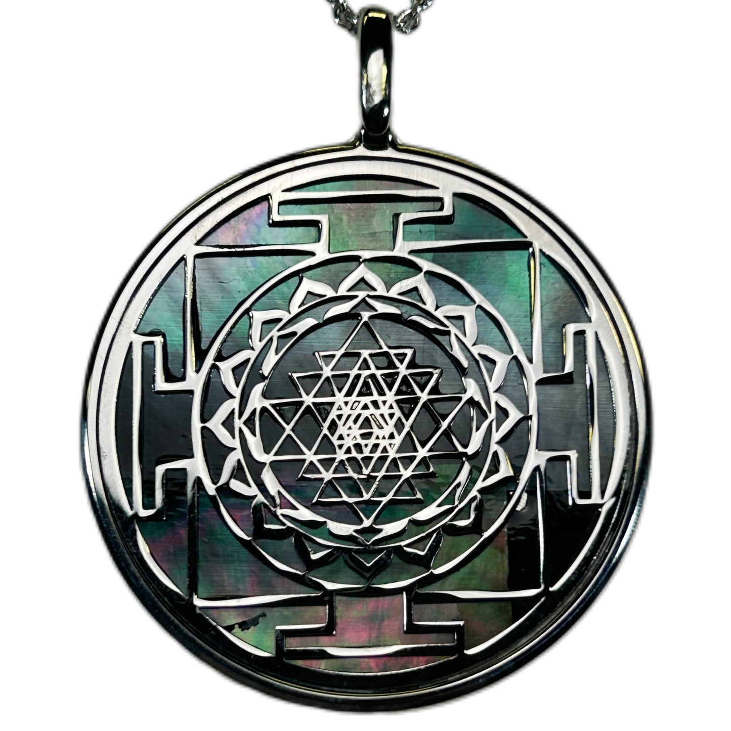 SRI YANTRA, CIONDOLO CON SFONDO IN MADREPERLA NATURALE.