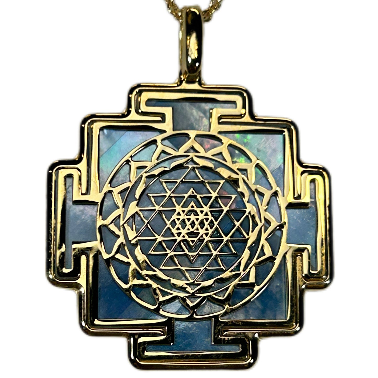 SRI YANTRA, CIONDOLO A FORMA QUADRATA CON SFONDO IN MADREPERLA NATURALE.