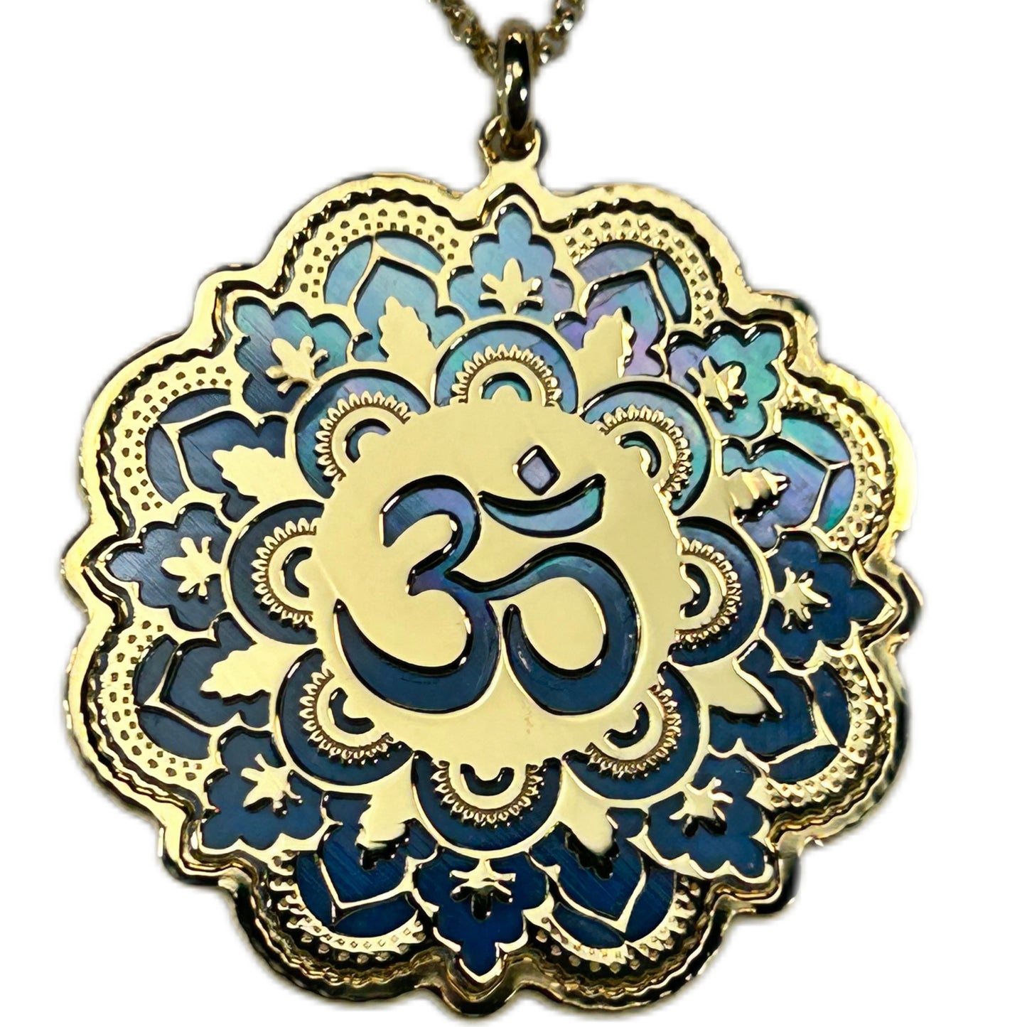 OM, CIONDOLO A FORMA IRREGOLARE, CON SFONDO IN MADREPERLA NATURALE.