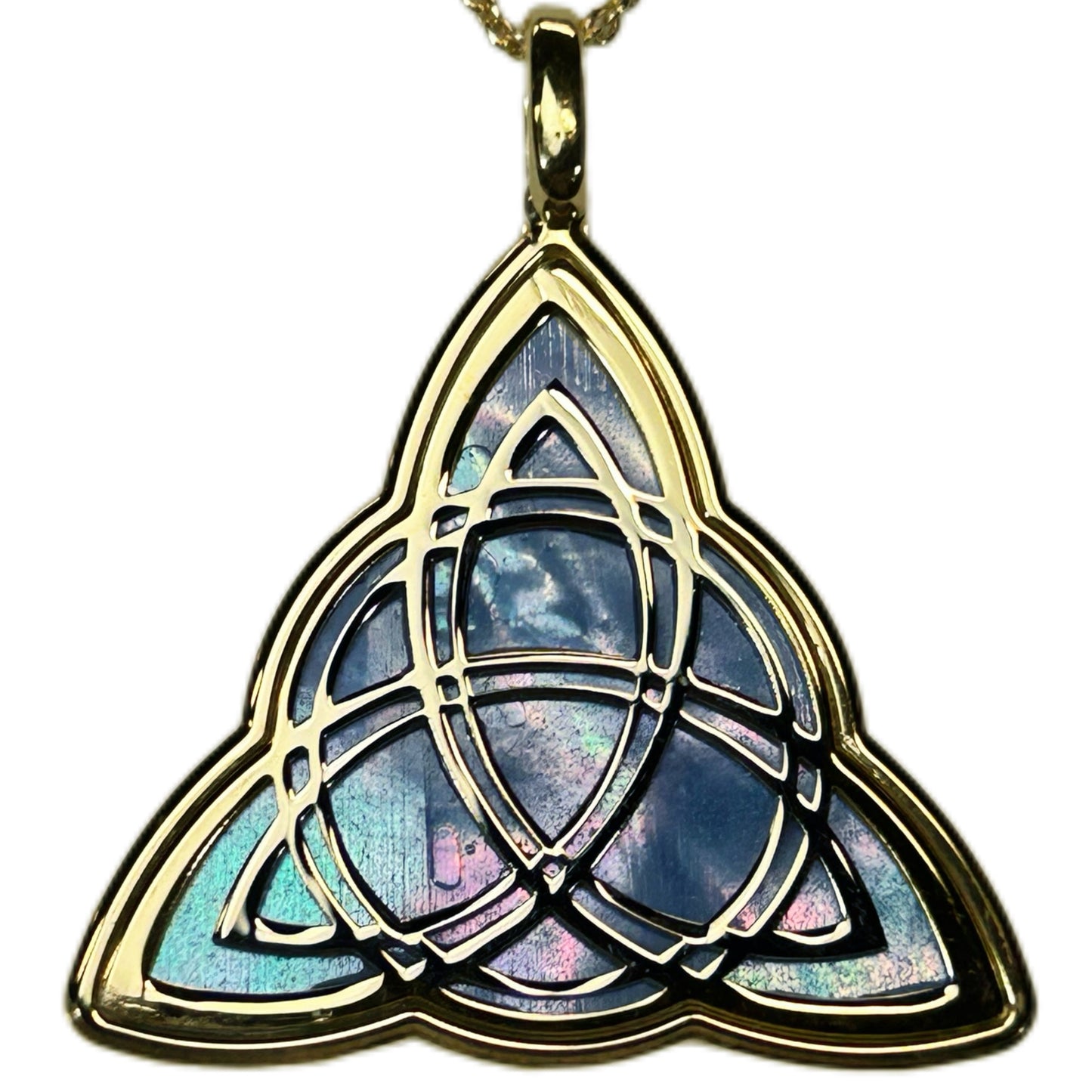 TRIQUETRA, CIONDOLO CON SFONDO IN MADREPERLA NATURALE.