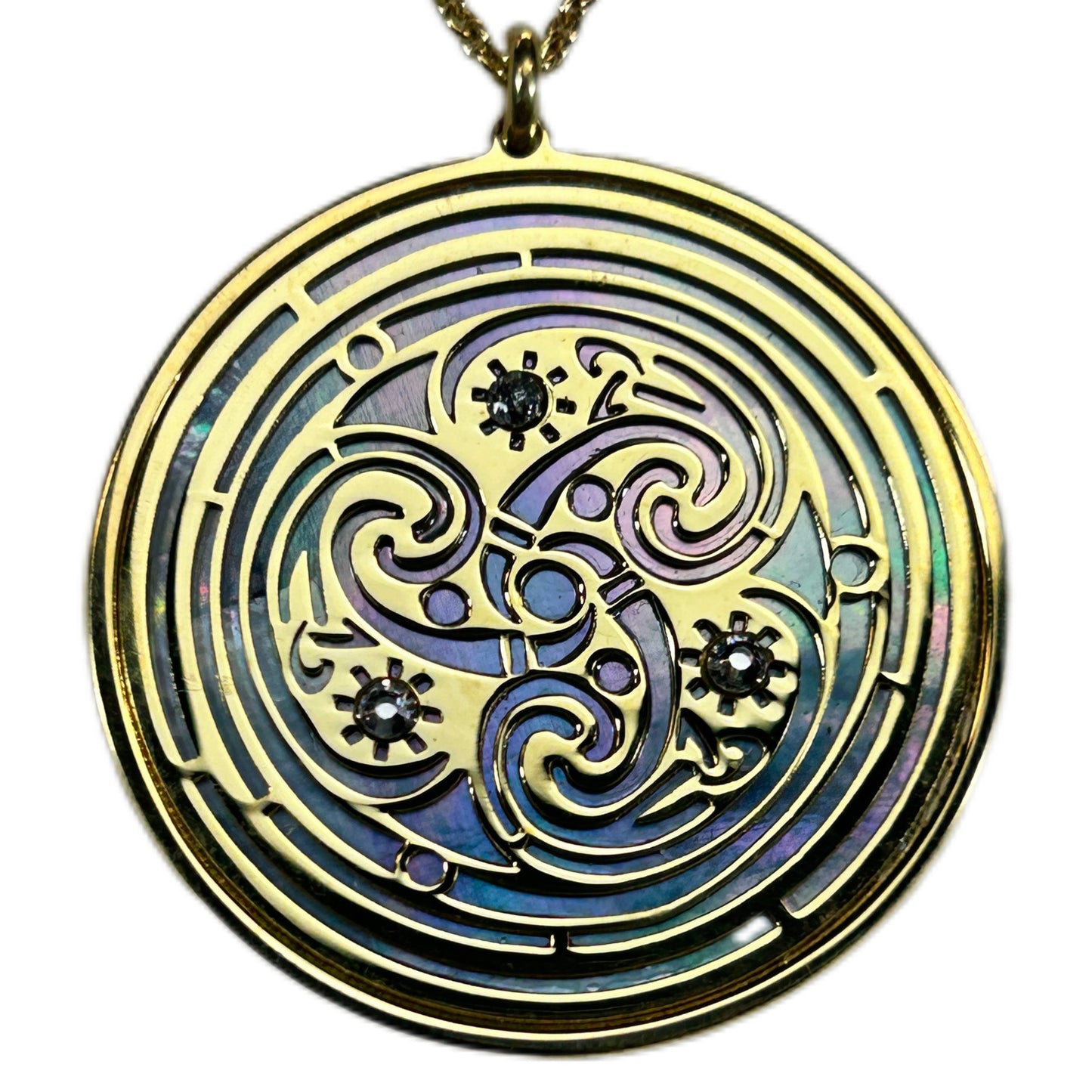 TRISKELE CON SFONDO IN MADREPERLA. GIOIELLO SPIRITUALE CELTICO GOTICO TRE SPIRALI, TALISMANO SPIRITUALE.