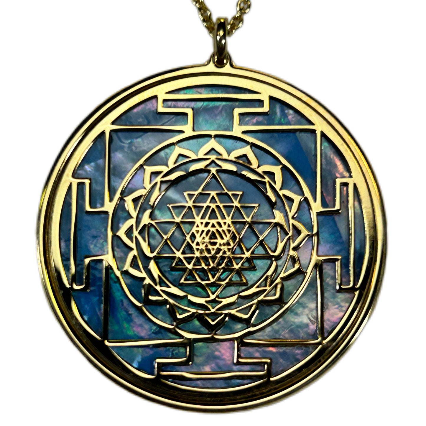 SRI YANTRA, CIONDOLO CON SFONDO IN MADREPERLA NATURALE.