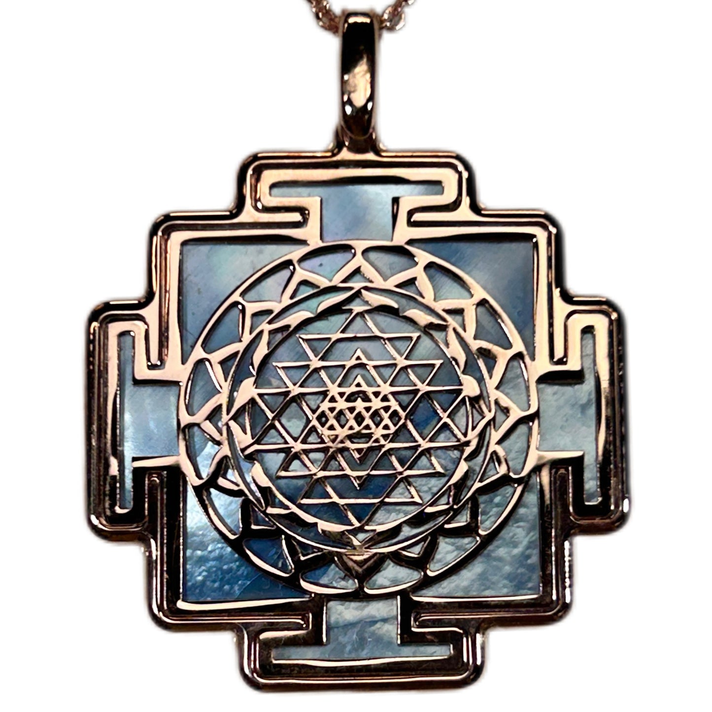 SRI YANTRA, CIONDOLO A FORMA QUADRATA CON SFONDO IN MADREPERLA NATURALE.