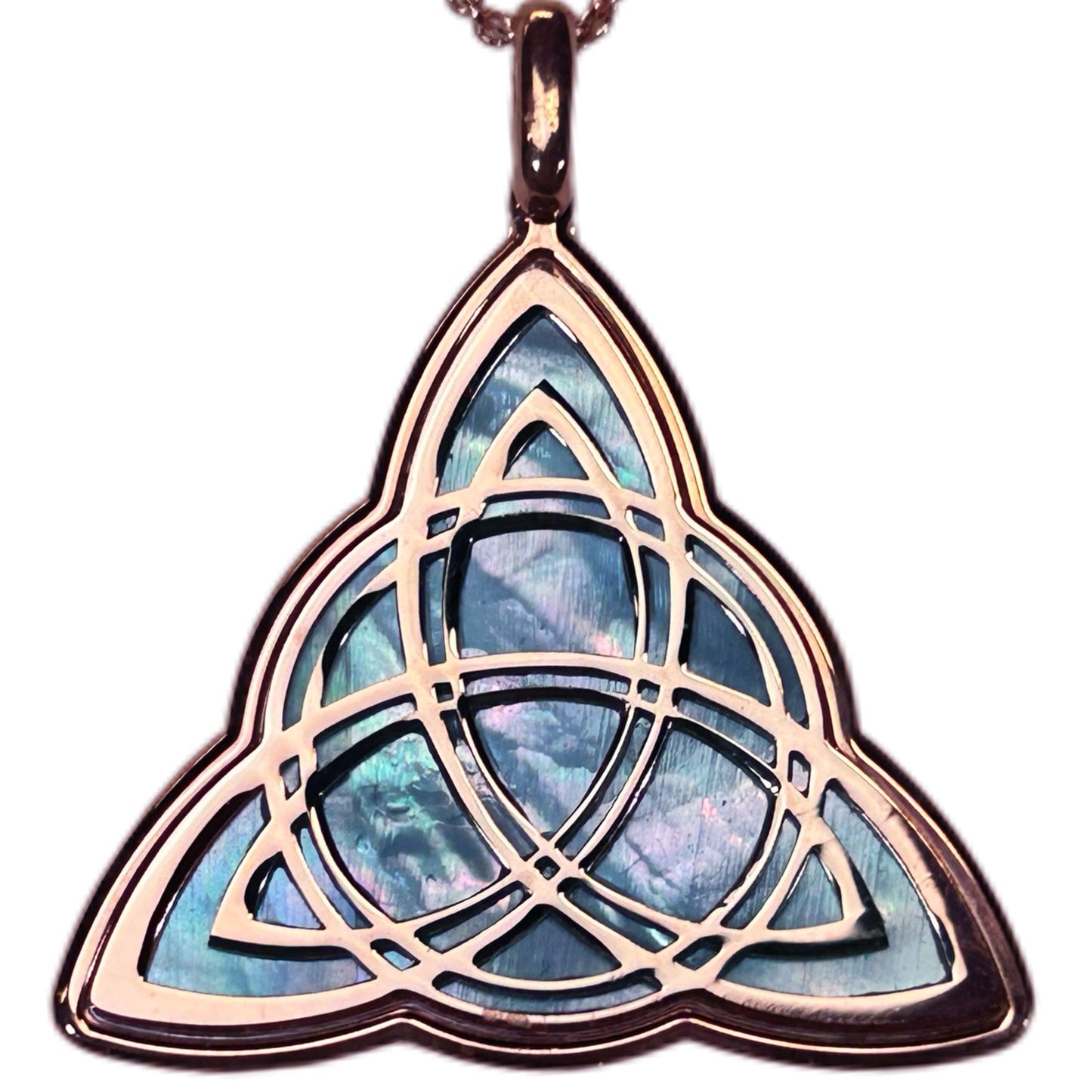 TRIQUETRA, CIONDOLO CON SFONDO IN MADREPERLA NATURALE.