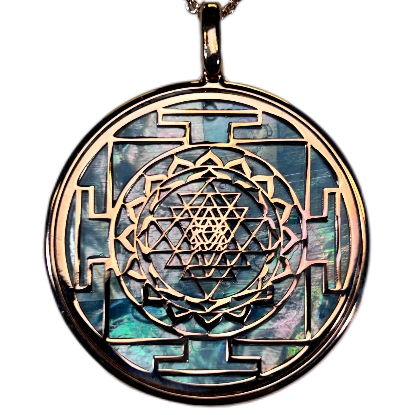 SRI YANTRA, CIONDOLO CON SFONDO IN MADREPERLA NATURALE.