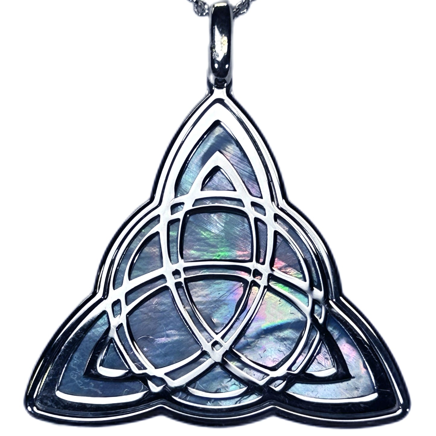 TRIQUETRA, CIONDOLO CON SFONDO IN MADREPERLA NATURALE.