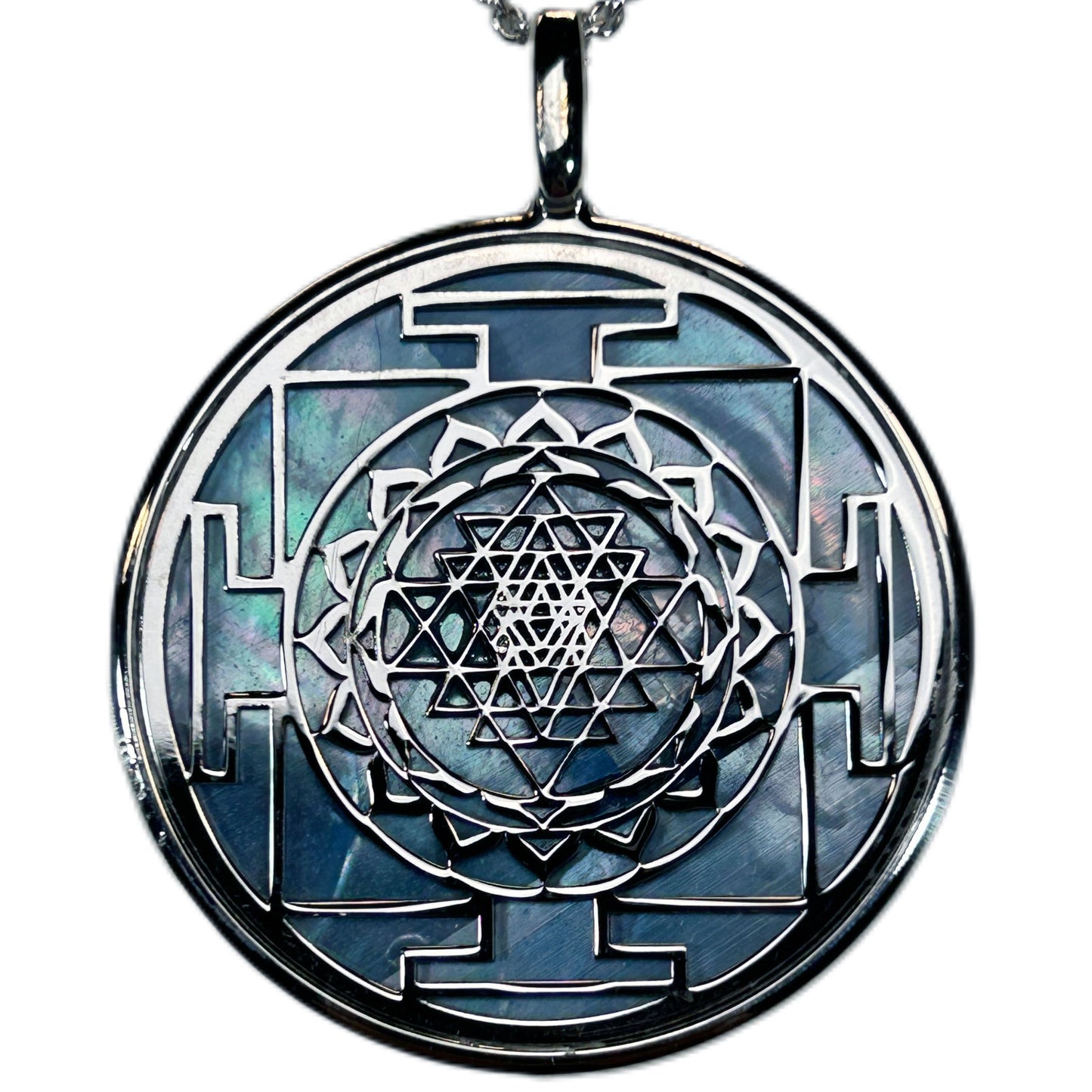 SRI YANTRA, CIONDOLO CON SFONDO IN MADREPERLA NATURALE.