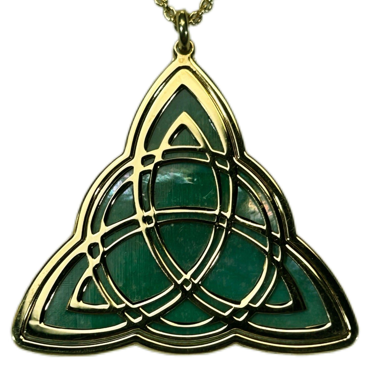TRIQUETRA, CIONDOLO CON SFONDO IN MADREPERLA NATURALE.