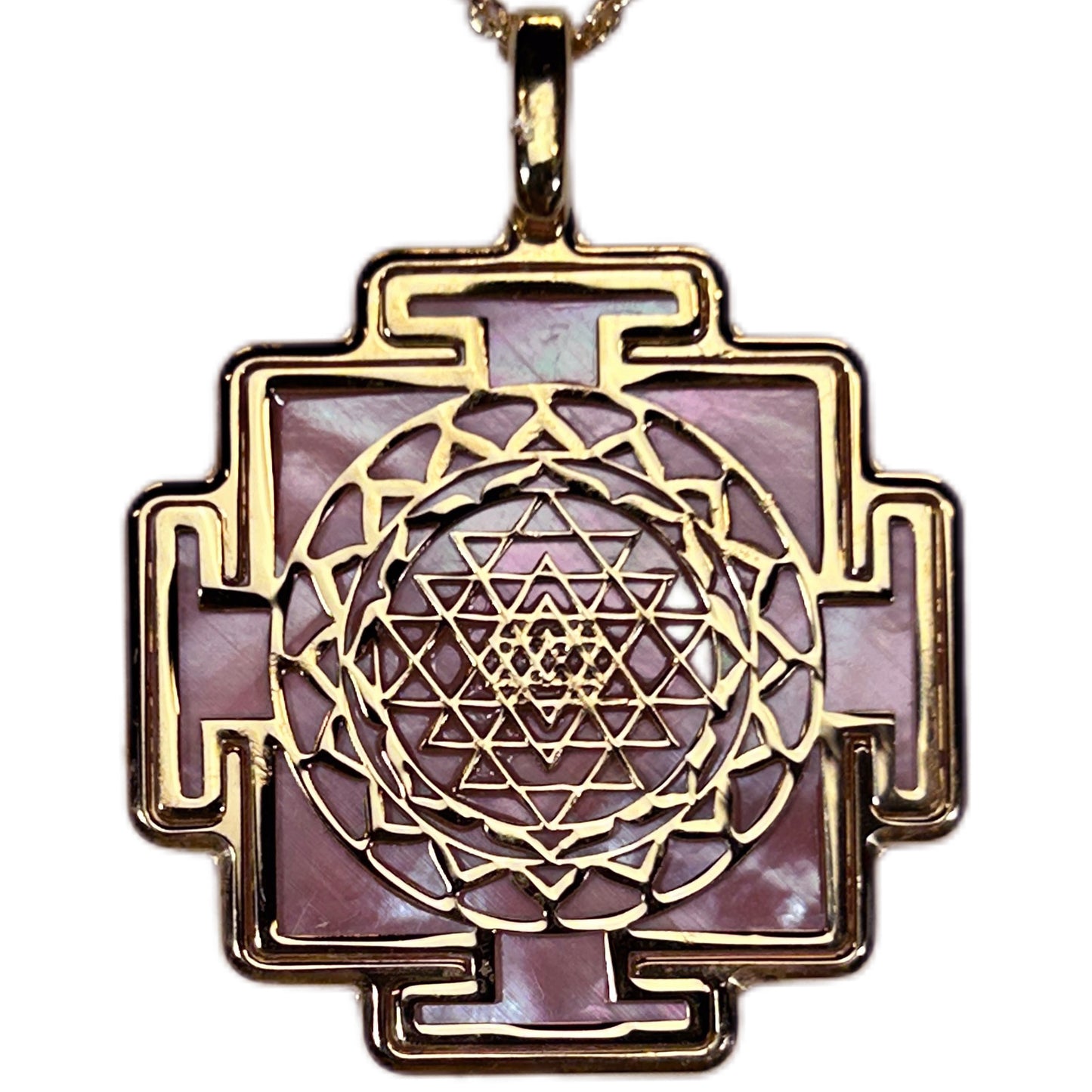 SRI YANTRA, CIONDOLO A FORMA QUADRATA CON SFONDO IN MADREPERLA NATURALE.