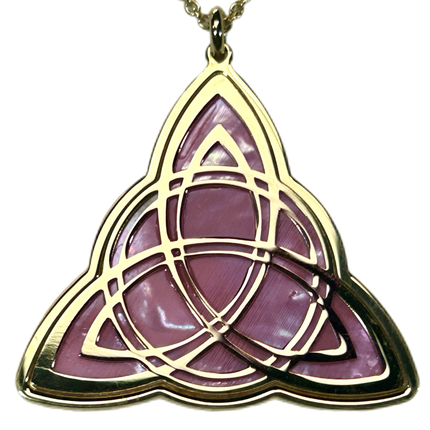 TRIQUETRA, CIONDOLO CON SFONDO IN MADREPERLA NATURALE.