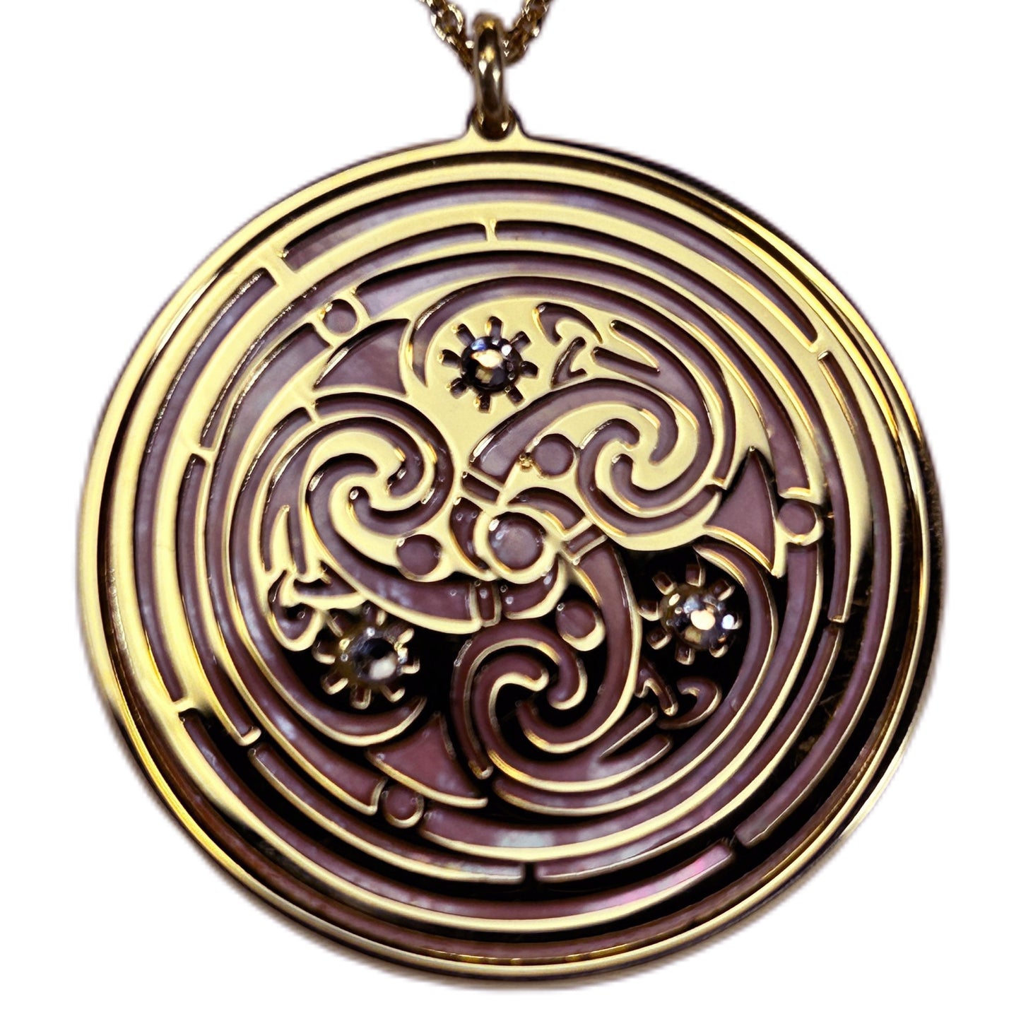 TRISKELE CON SFONDO IN MADREPERLA. GIOIELLO SPIRITUALE CELTICO GOTICO TRE SPIRALI, TALISMANO SPIRITUALE.