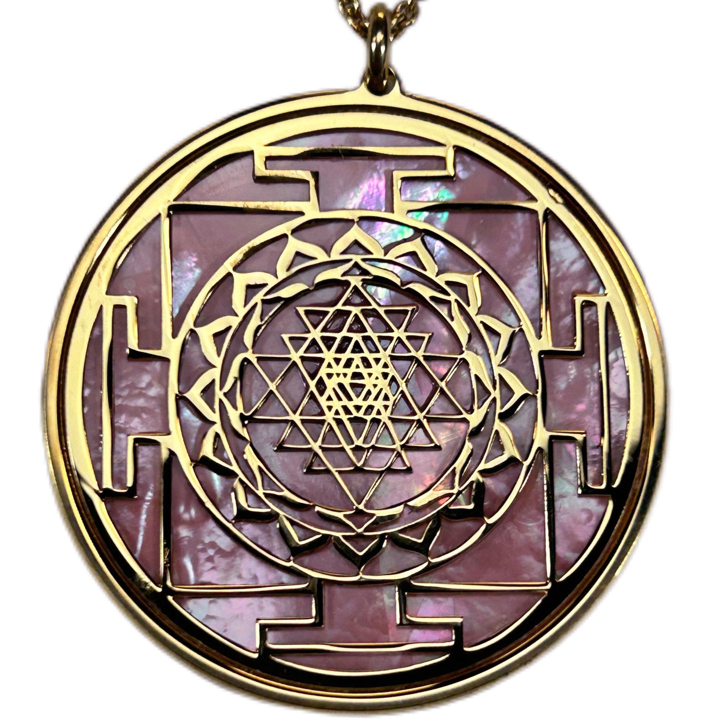 SRI YANTRA, CIONDOLO CON SFONDO IN MADREPERLA NATURALE.