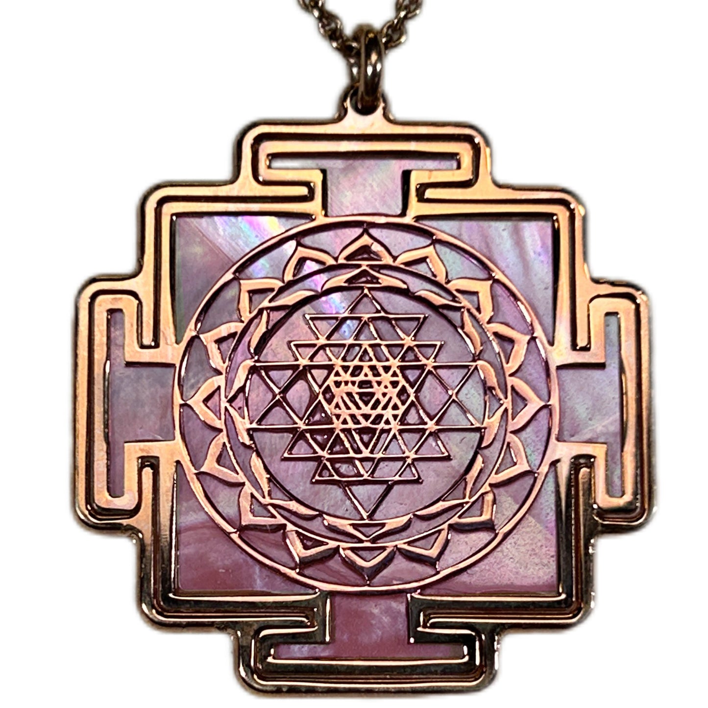 SRI YANTRA, CIONDOLO A FORMA QUADRATA CON SFONDO IN MADREPERLA NATURALE.