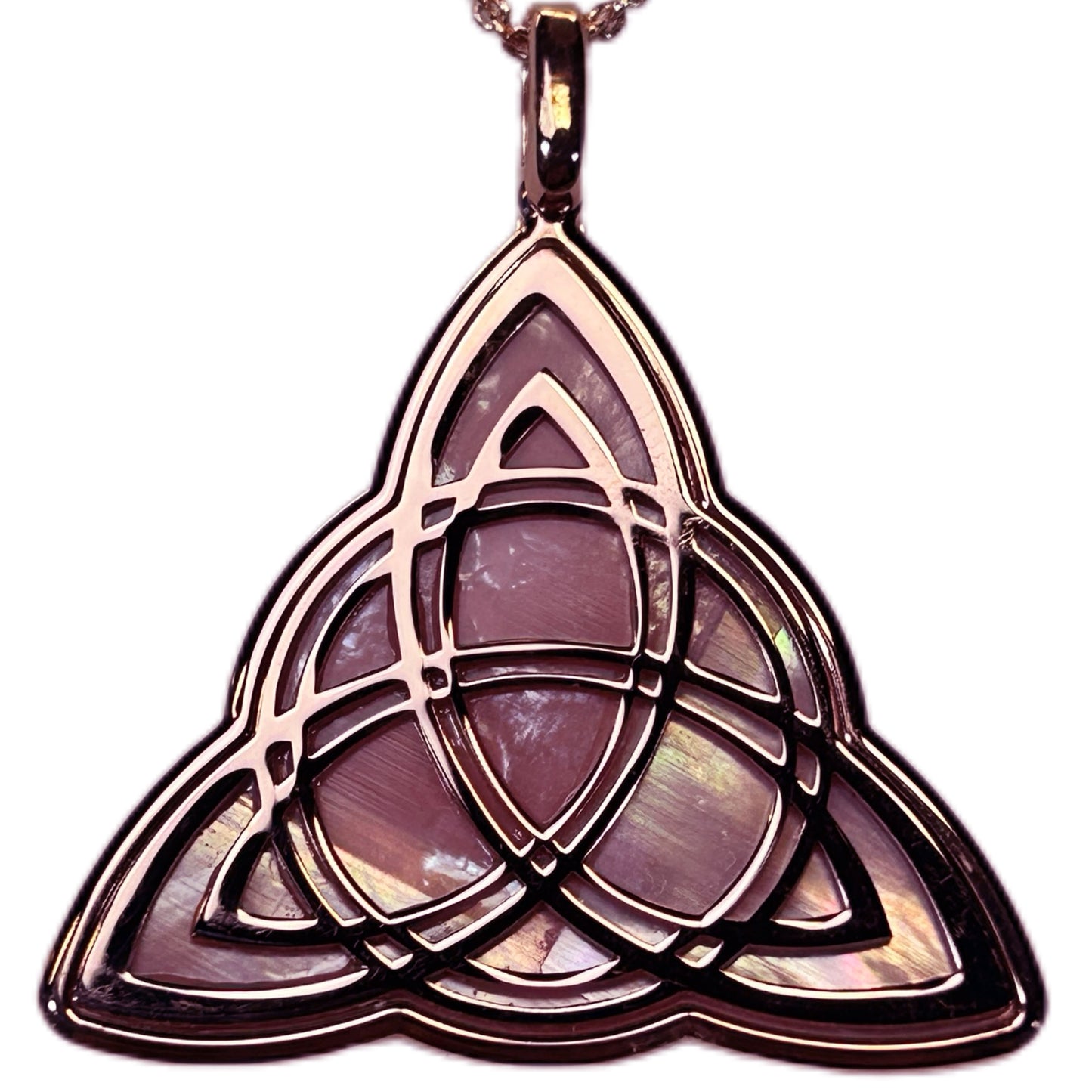 TRIQUETRA, CIONDOLO CON SFONDO IN MADREPERLA NATURALE.