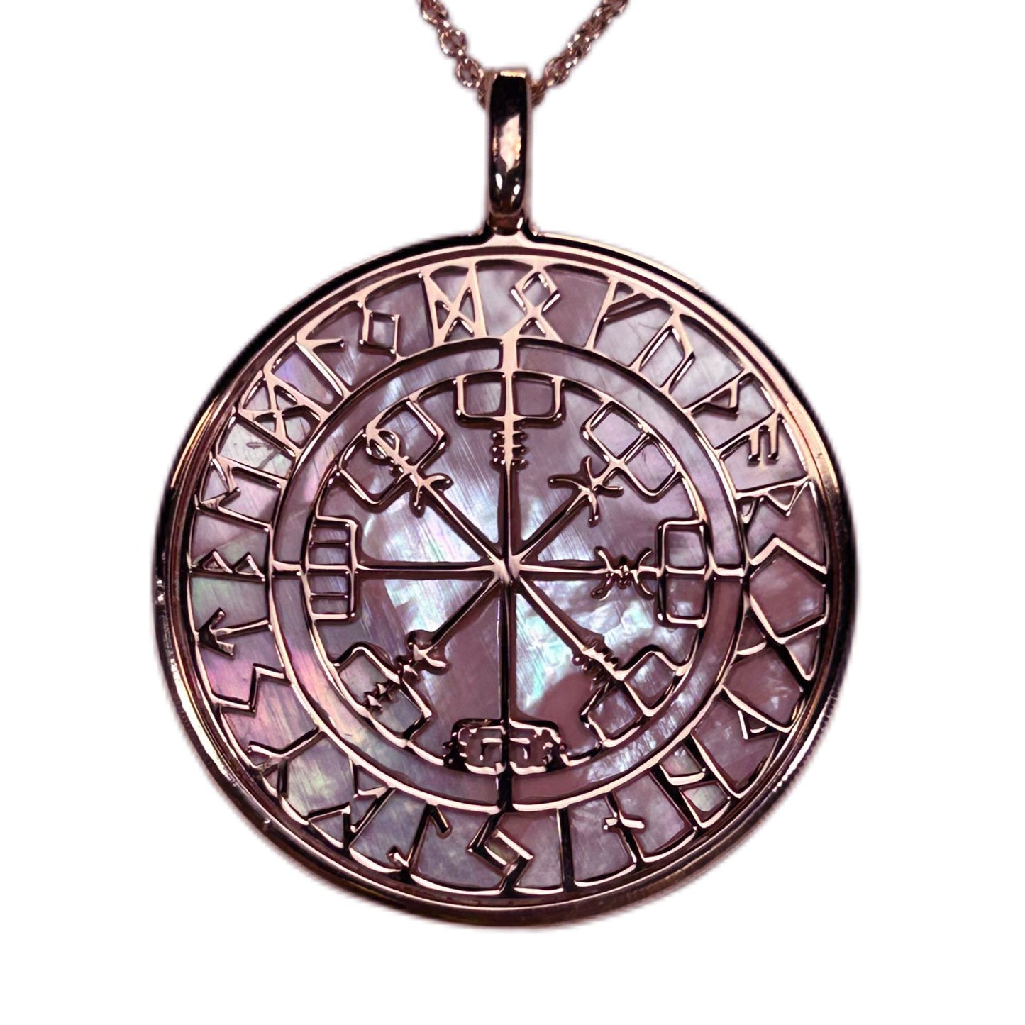 COMPASSO RUNICO O VEGVISIR, CIONDOLO CON SFONDO IN MADREPERLA NATURALE. GIOIELLO CELTICO, STILE GOTICO CON RUNE.