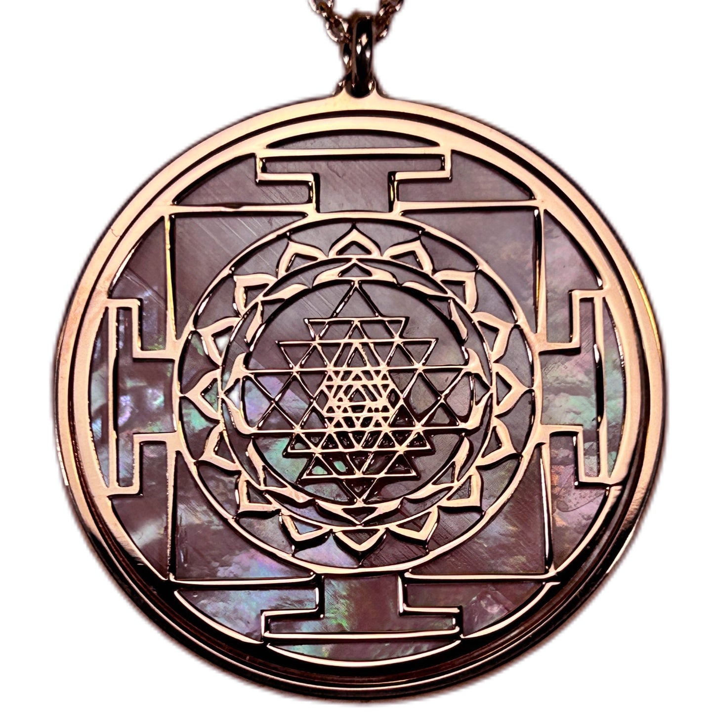 SRI YANTRA, CIONDOLO CON SFONDO IN MADREPERLA NATURALE.