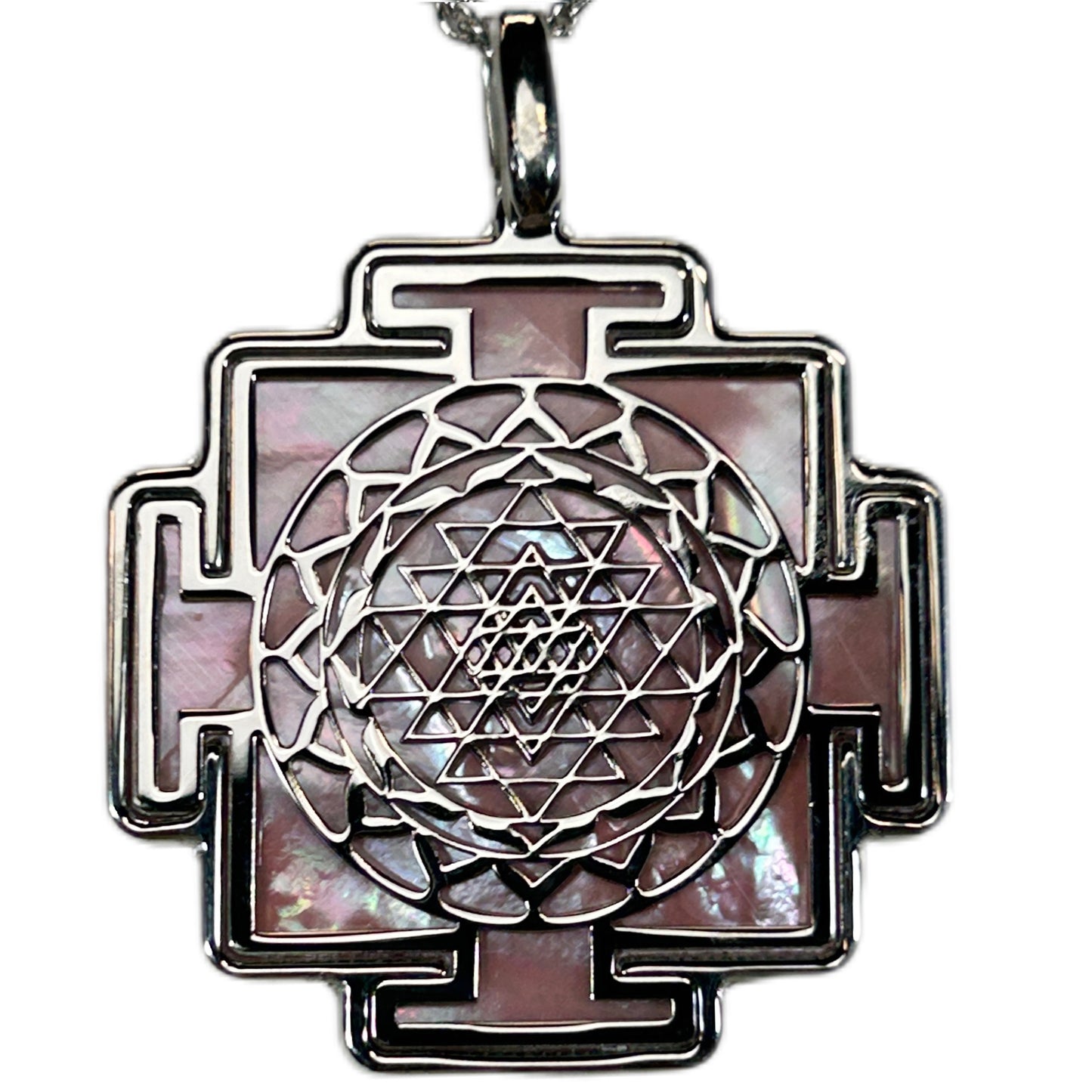 SRI YANTRA, CIONDOLO A FORMA QUADRATA CON SFONDO IN MADREPERLA NATURALE.