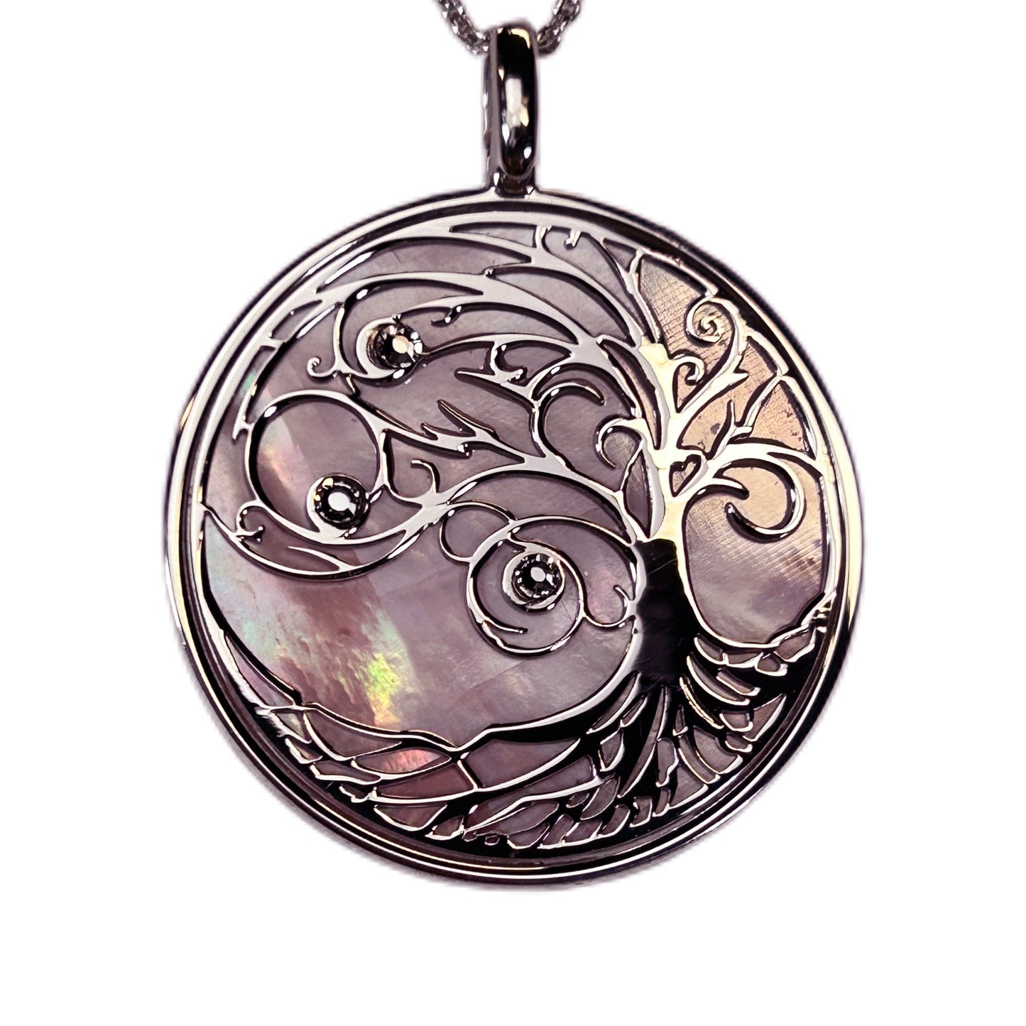 ALBERO DELLA VITA, CIONDOLO CON SFONDO IN MADREPERLA NATURALE E CRISTALLI. GIOIELLO SPIRITUALE COMPOSTO DA PENDENTE E COLLANA.