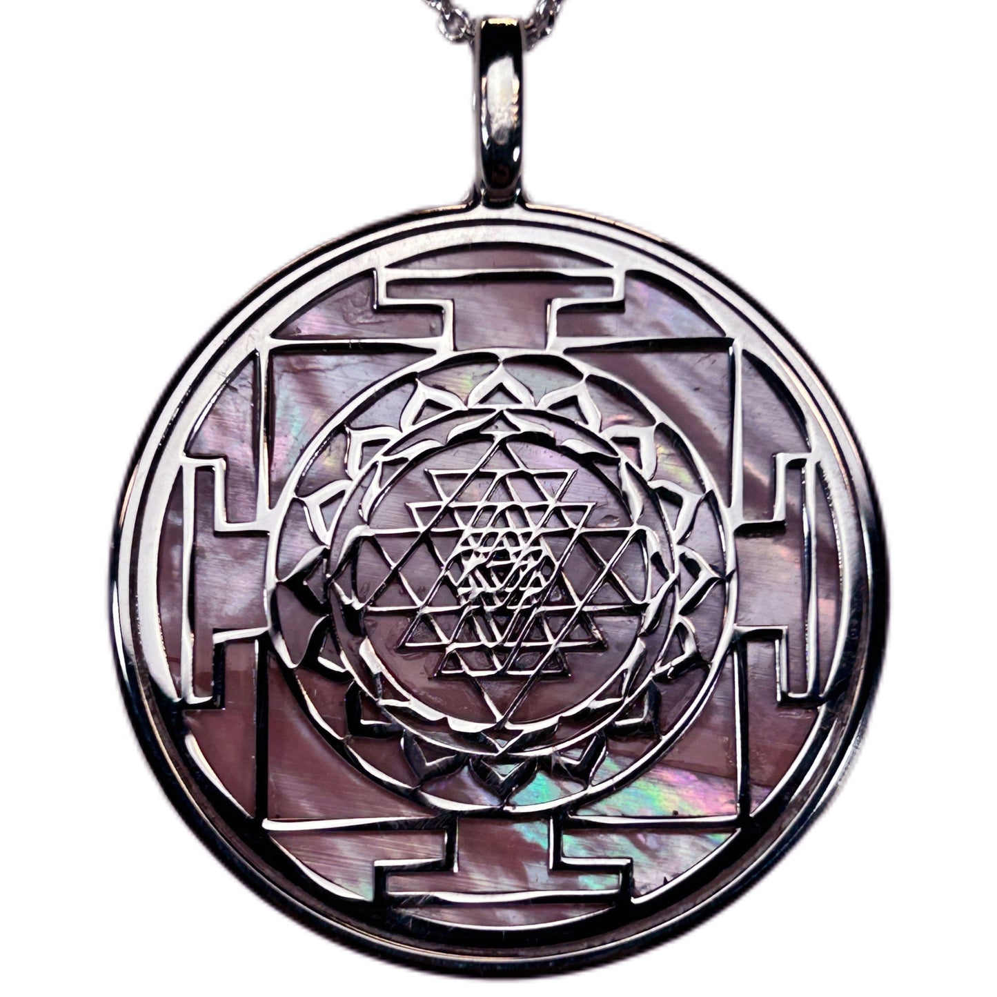SRI YANTRA, CIONDOLO CON SFONDO IN MADREPERLA NATURALE.