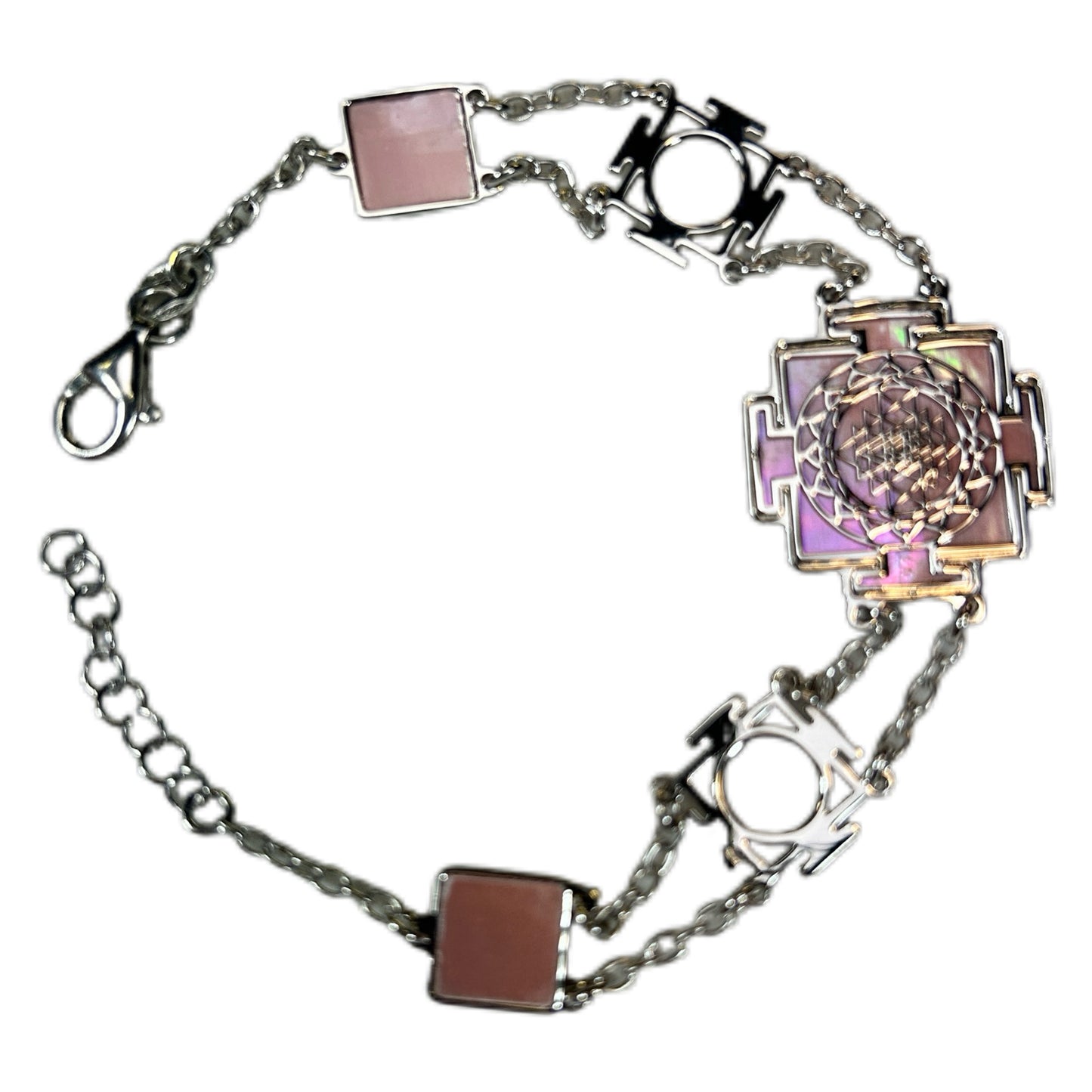 SRI YANTRA, BRACCIALE A FORMA QUADRATA CON SFONDO IN MADREPERLA NATURALE.