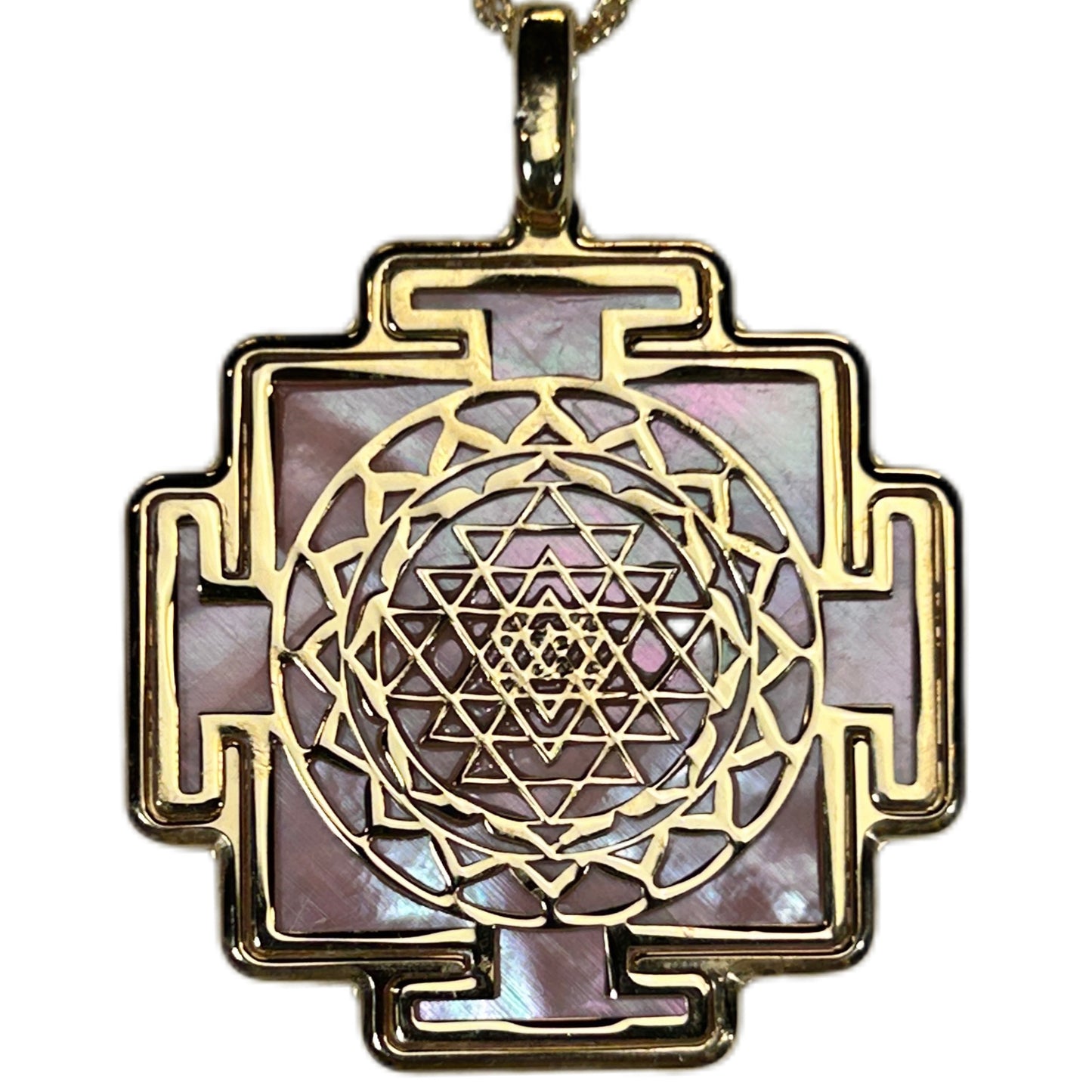 SRI YANTRA, CIONDOLO A FORMA QUADRATA CON SFONDO IN MADREPERLA NATURALE.