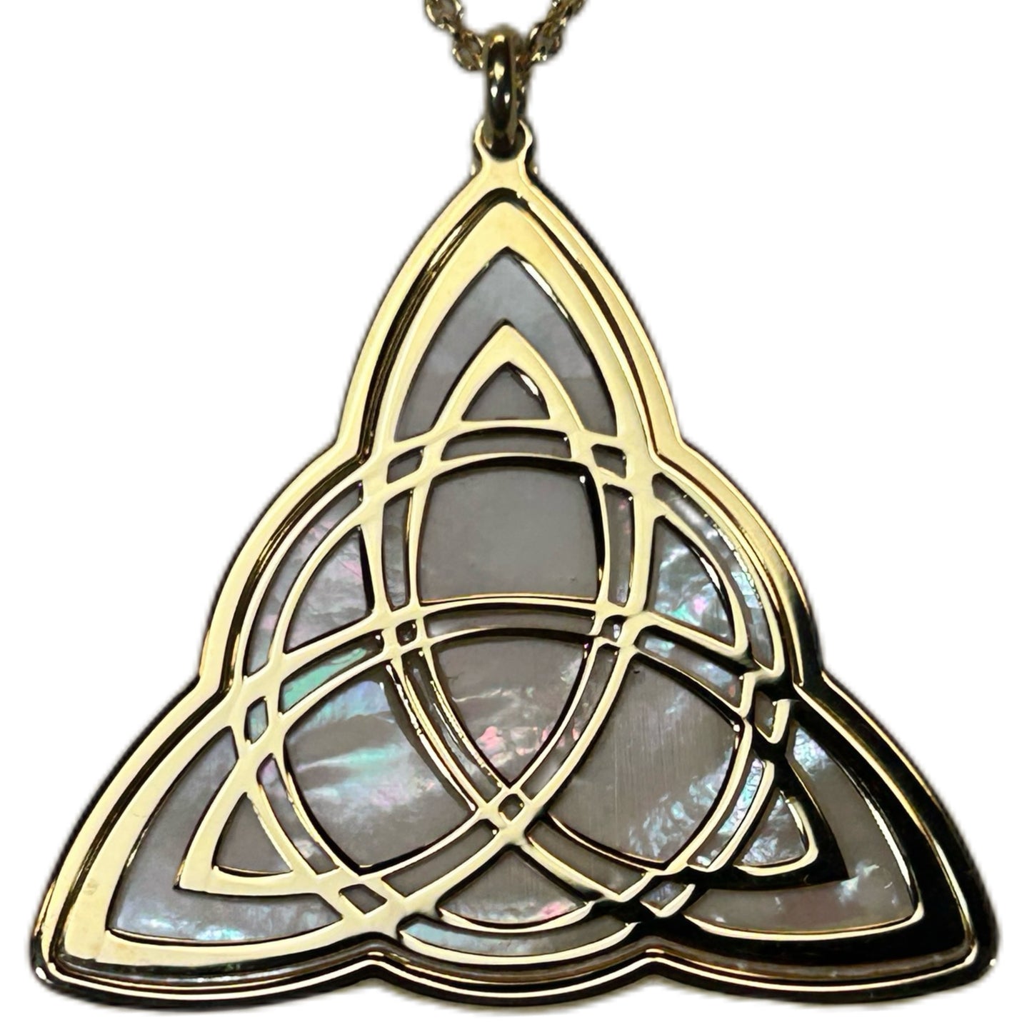 TRIQUETRA, CIONDOLO CON SFONDO IN MADREPERLA NATURALE.