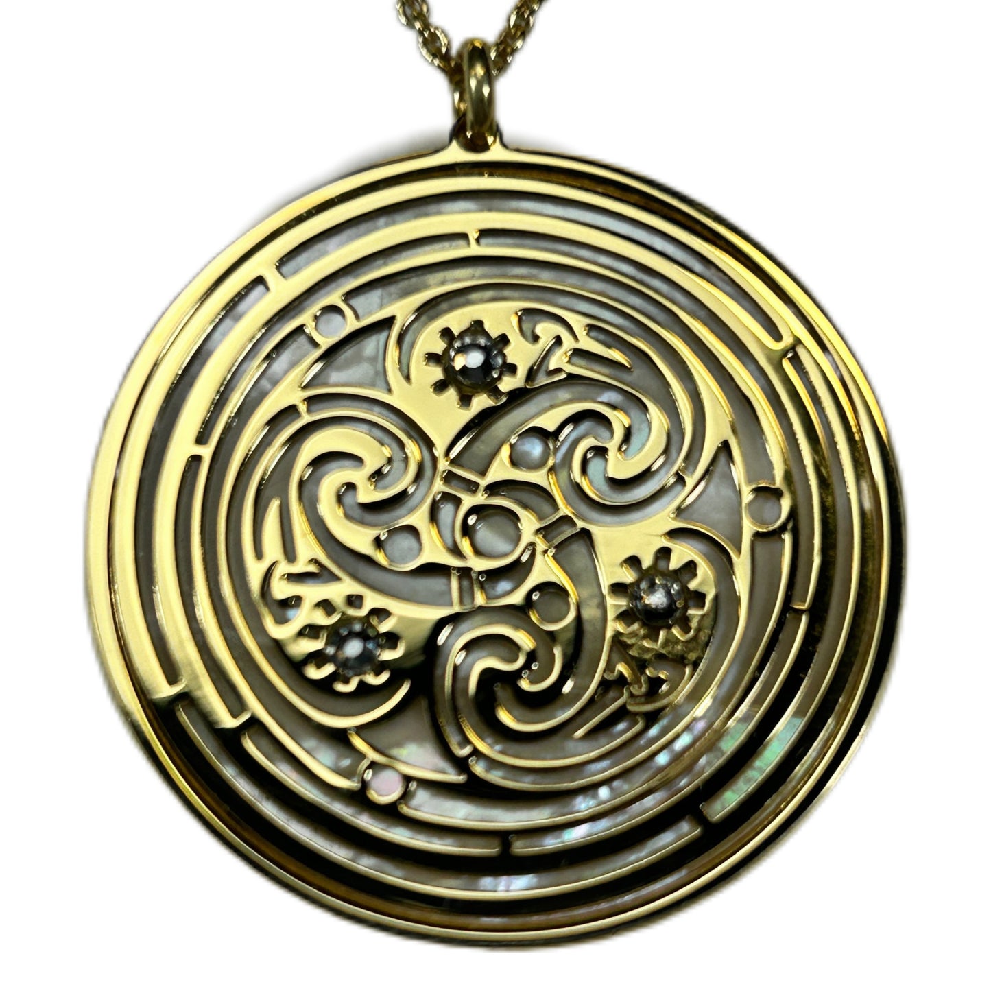 TRISKELE CON SFONDO IN MADREPERLA. GIOIELLO SPIRITUALE CELTICO GOTICO TRE SPIRALI, TALISMANO SPIRITUALE.