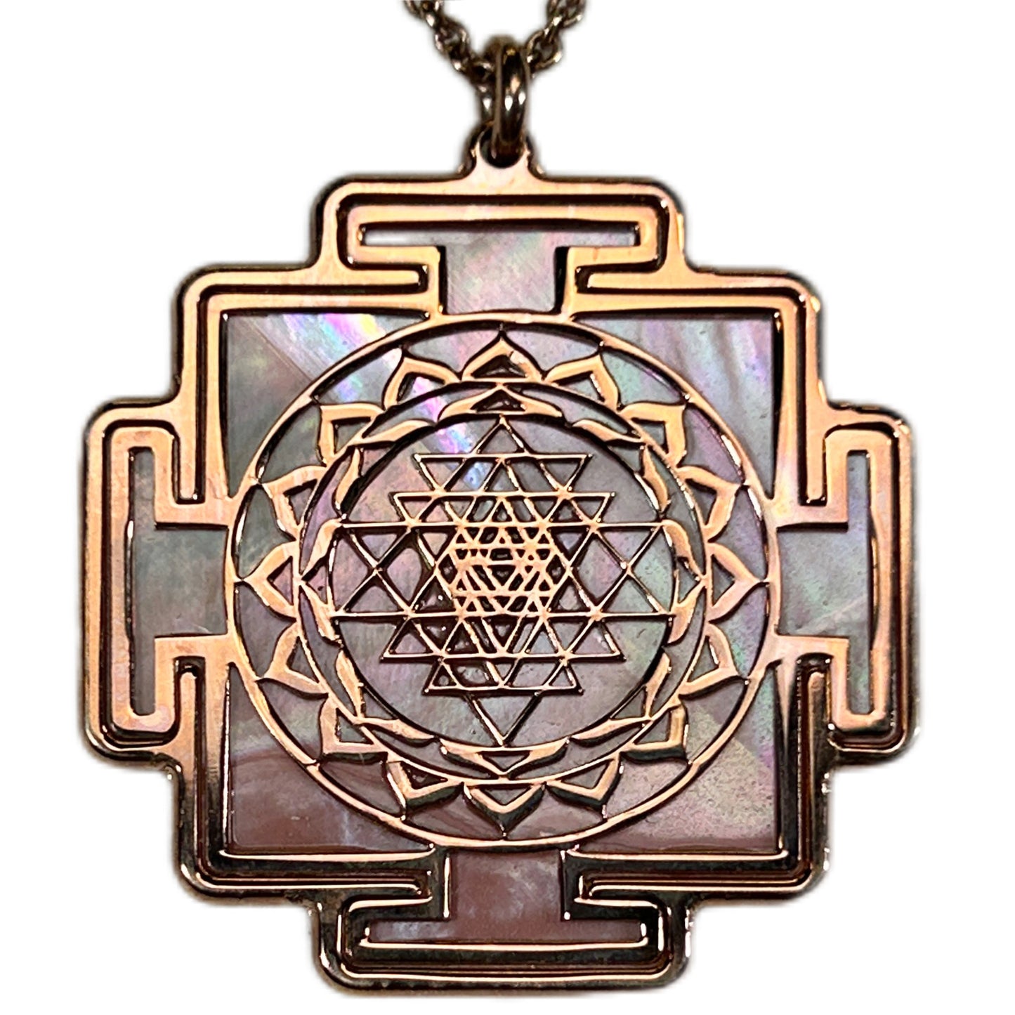 SRI YANTRA, CIONDOLO A FORMA QUADRATA CON SFONDO IN MADREPERLA NATURALE.