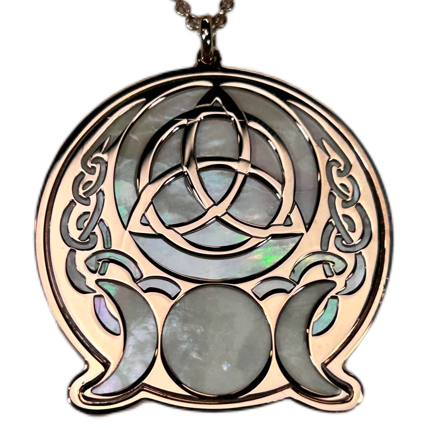 WICCA TRIQUETRA, CIONDOLO CON SFONDO IN MADREPERLA E TRIQUETRA AL CENTRO.